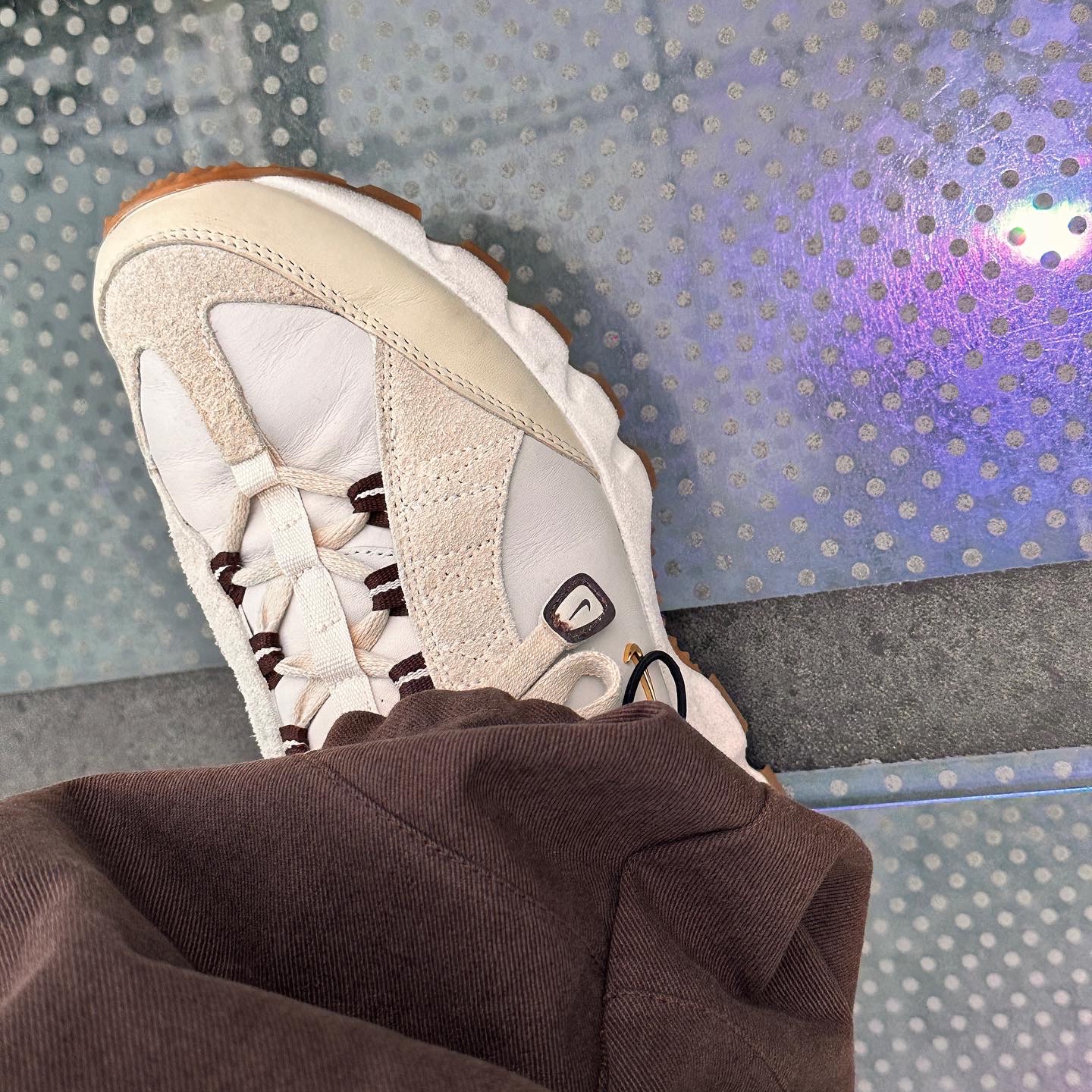 Nike x Jacquemus Air Humara LX Light Bone and Gold 착용 스타일 - 5