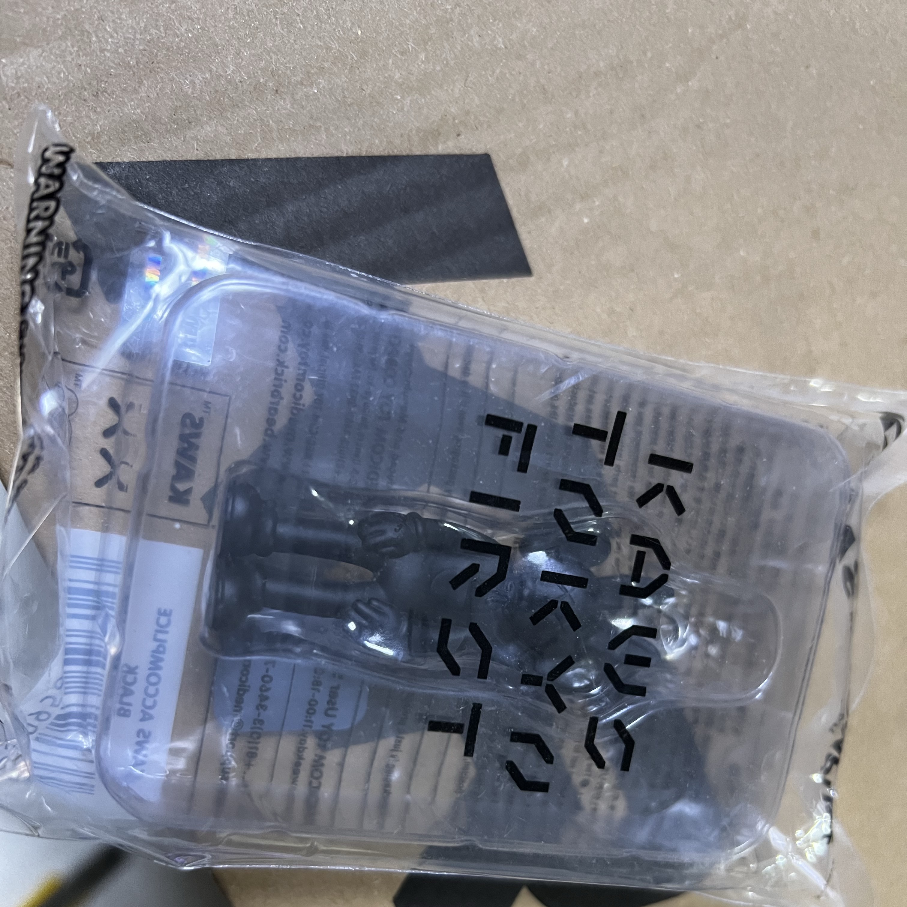 Kaws Tokyo First Accomplice Keychain Black 착용 스타일 - 1