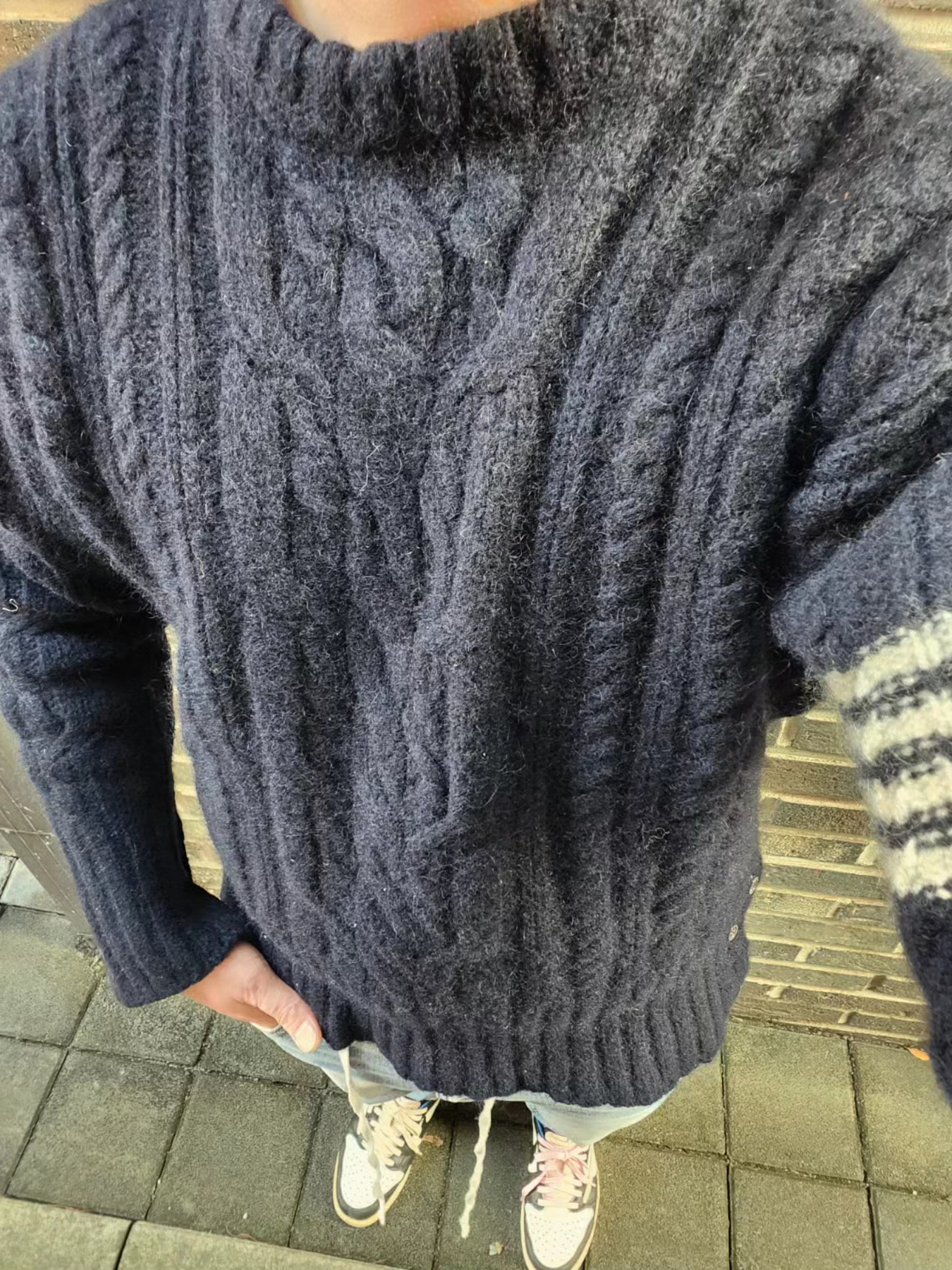Thom Browne Donegal Cable 4-Bar Crewneck Pullover Navy, Jordan 1 x Travis Scott x Fragment Retro Low OG SP Military Blue 착용 스타일 - 2