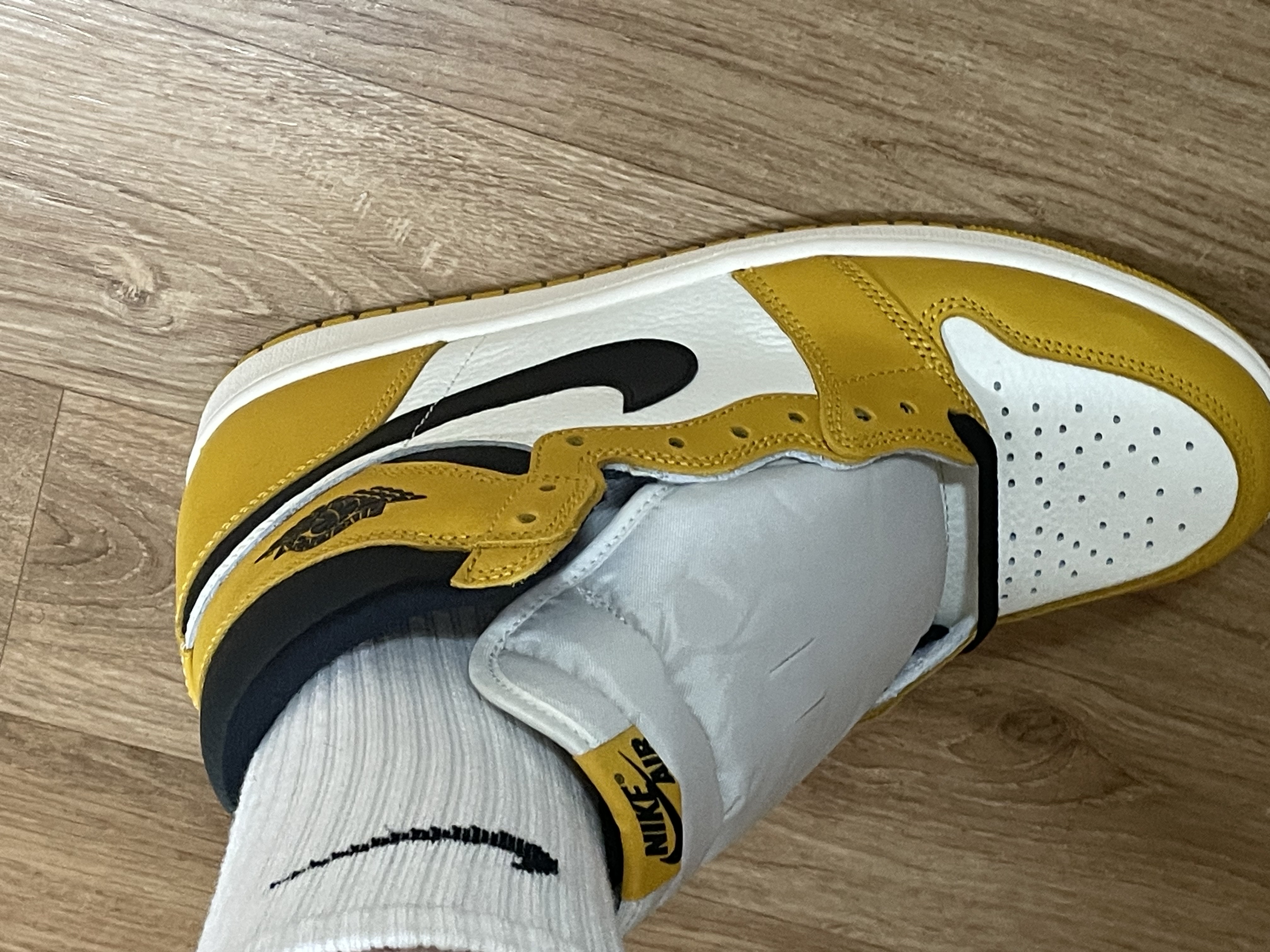 Jordan 1 Retro High OG Yellow Ochre 착용 스타일 - 1