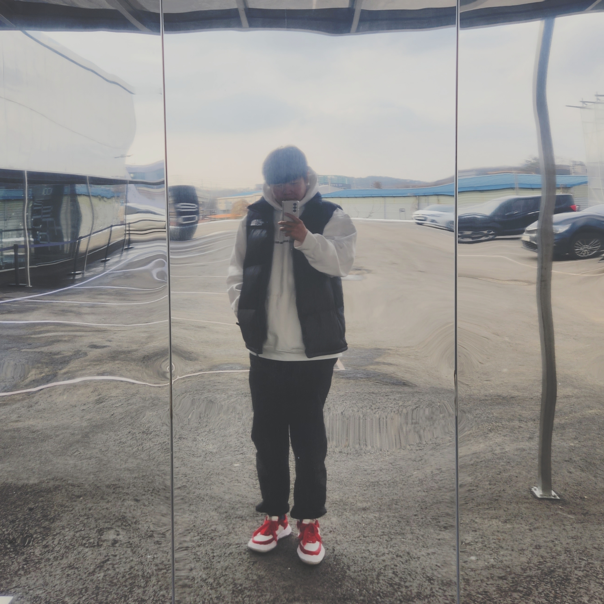 Supreme Seoul Shop Small Box Hooded Sweatshirt White - 23FW, The North Face Nuptse On Ball Vest Real Black 착용 스타일