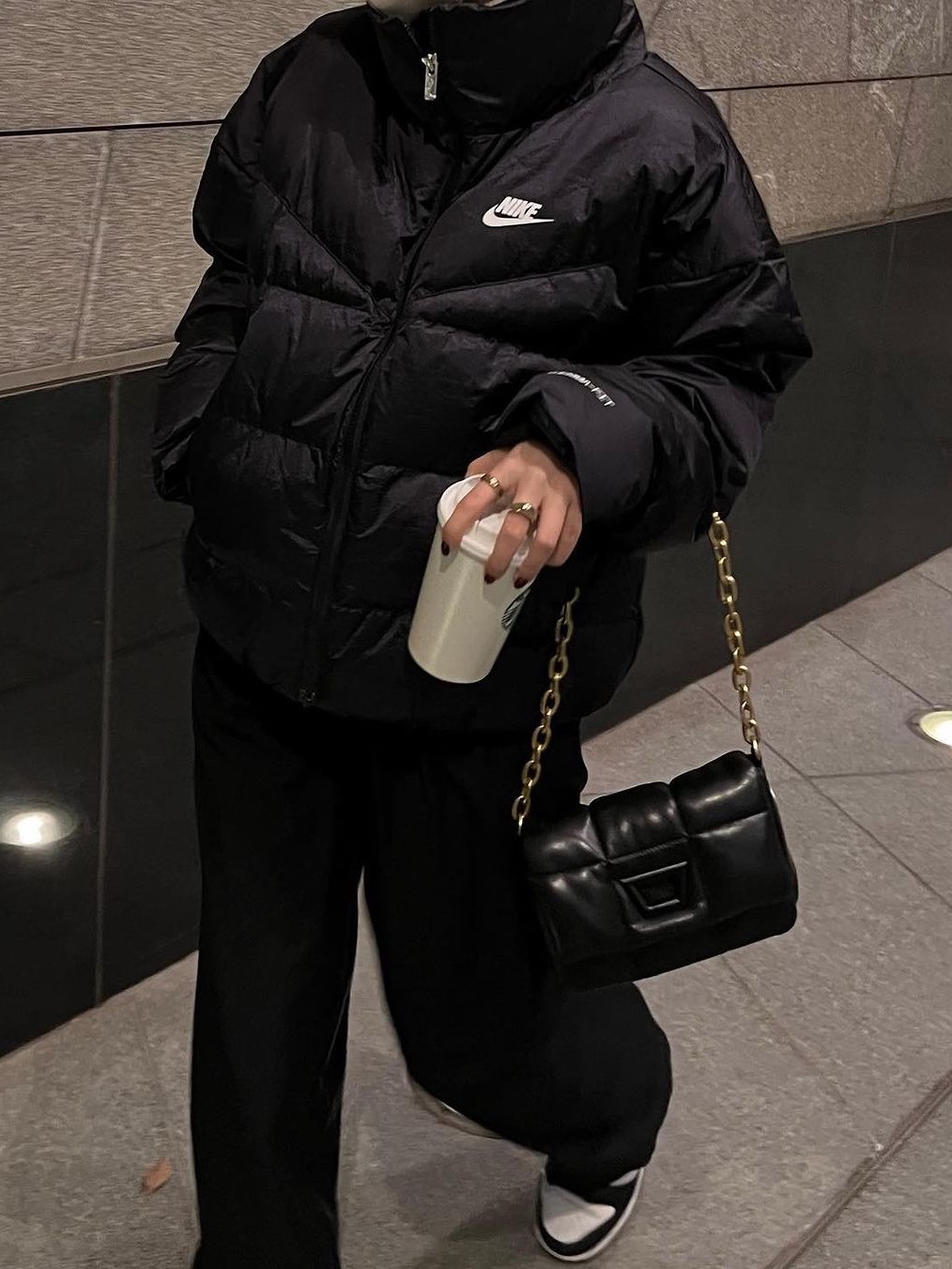 (W) Nike NSW Therma-Fit Windpuffer Loose Padded Jacket White - Asia, Nike NSW Storm-Fit Windrunner Hoodie Jacket Black 착용 스타일 - 4