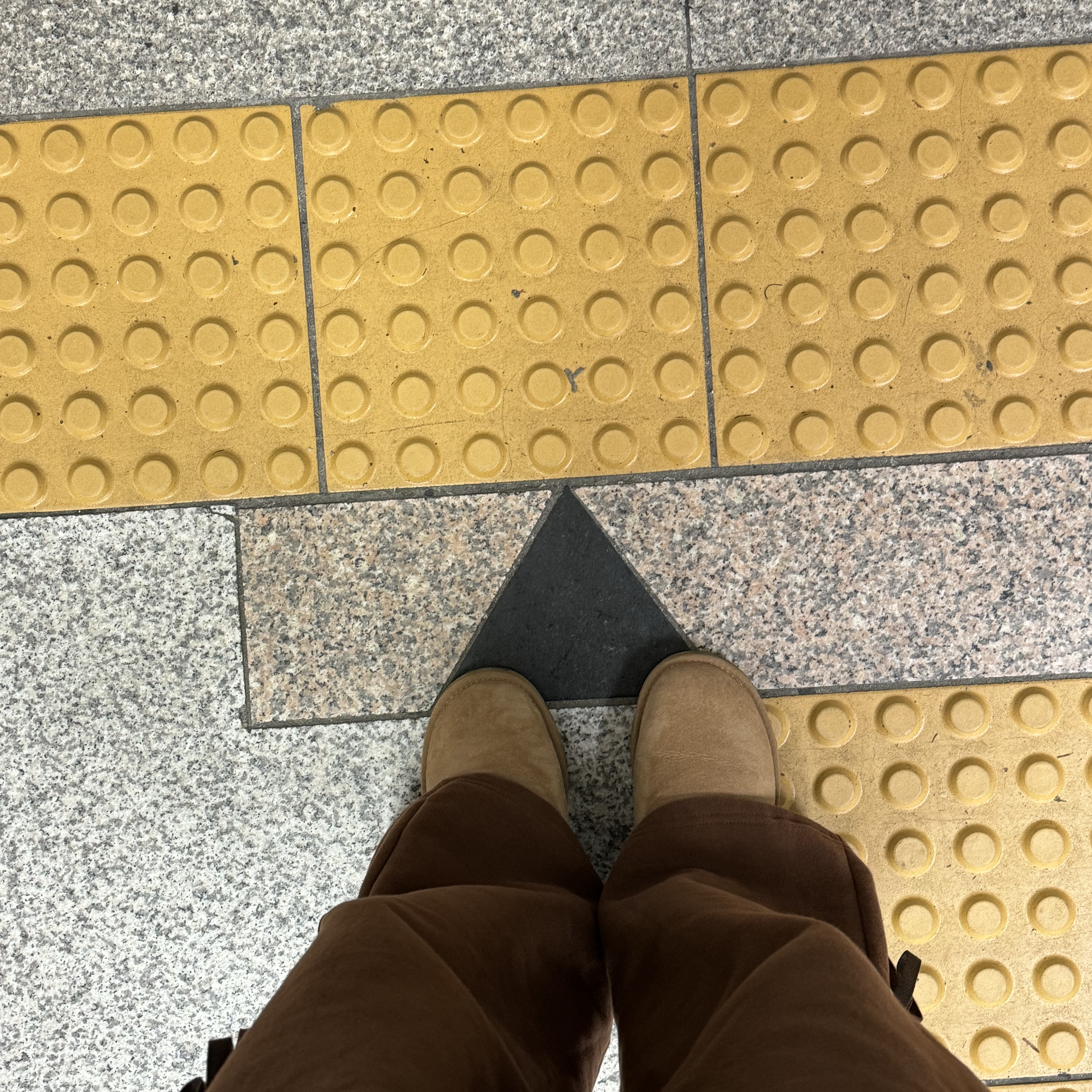 (W) UGG Classic Mini II Boots Chestnut 착용 스타일 - 1