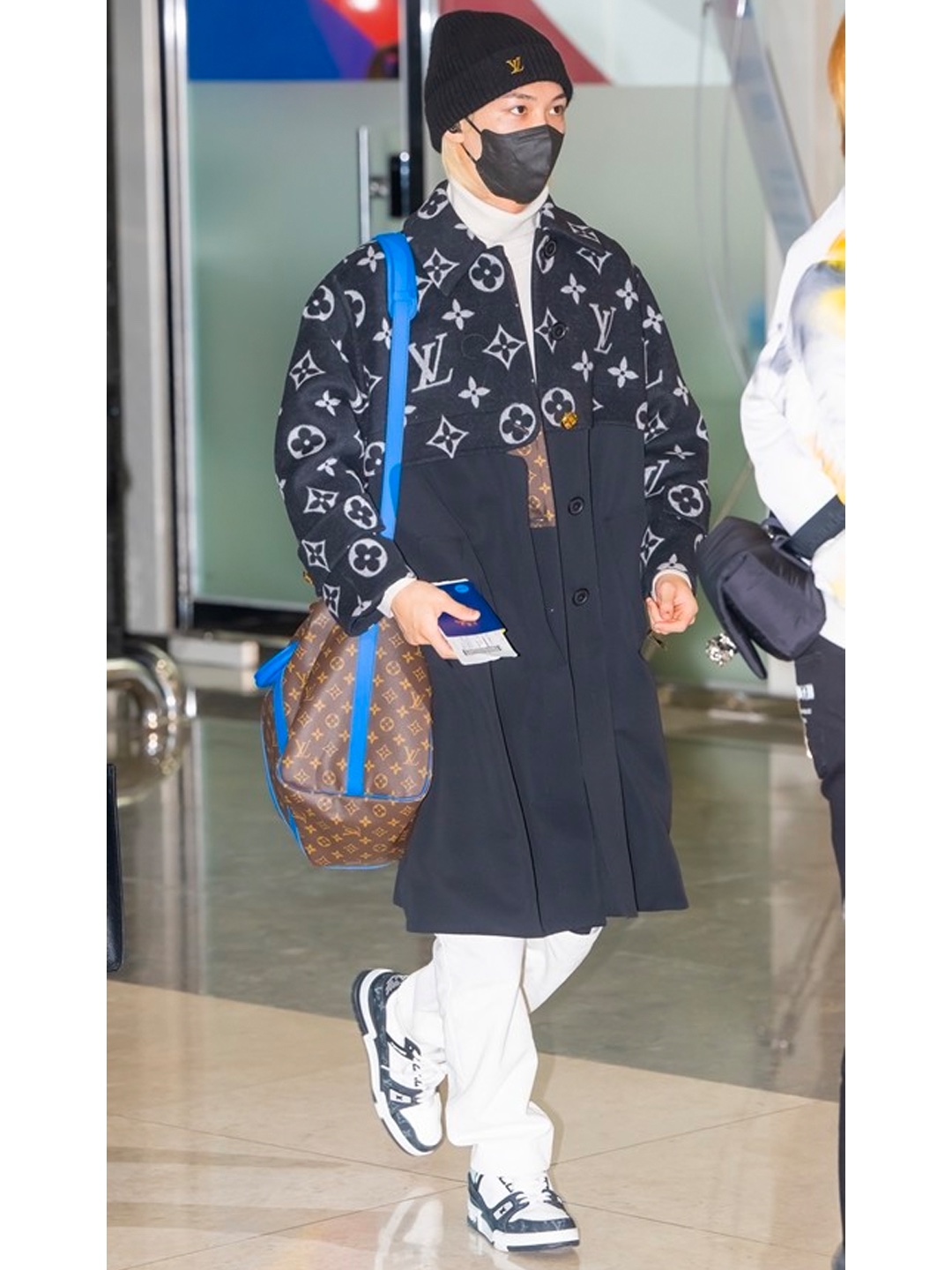 Louis Vuitton LV Trainer Sneakers Monogram Denim Blue 착용 스타일