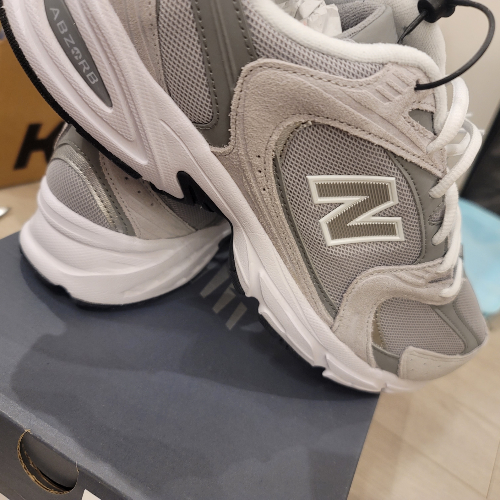 New Balance 530 Grey 착용 스타일 - 3