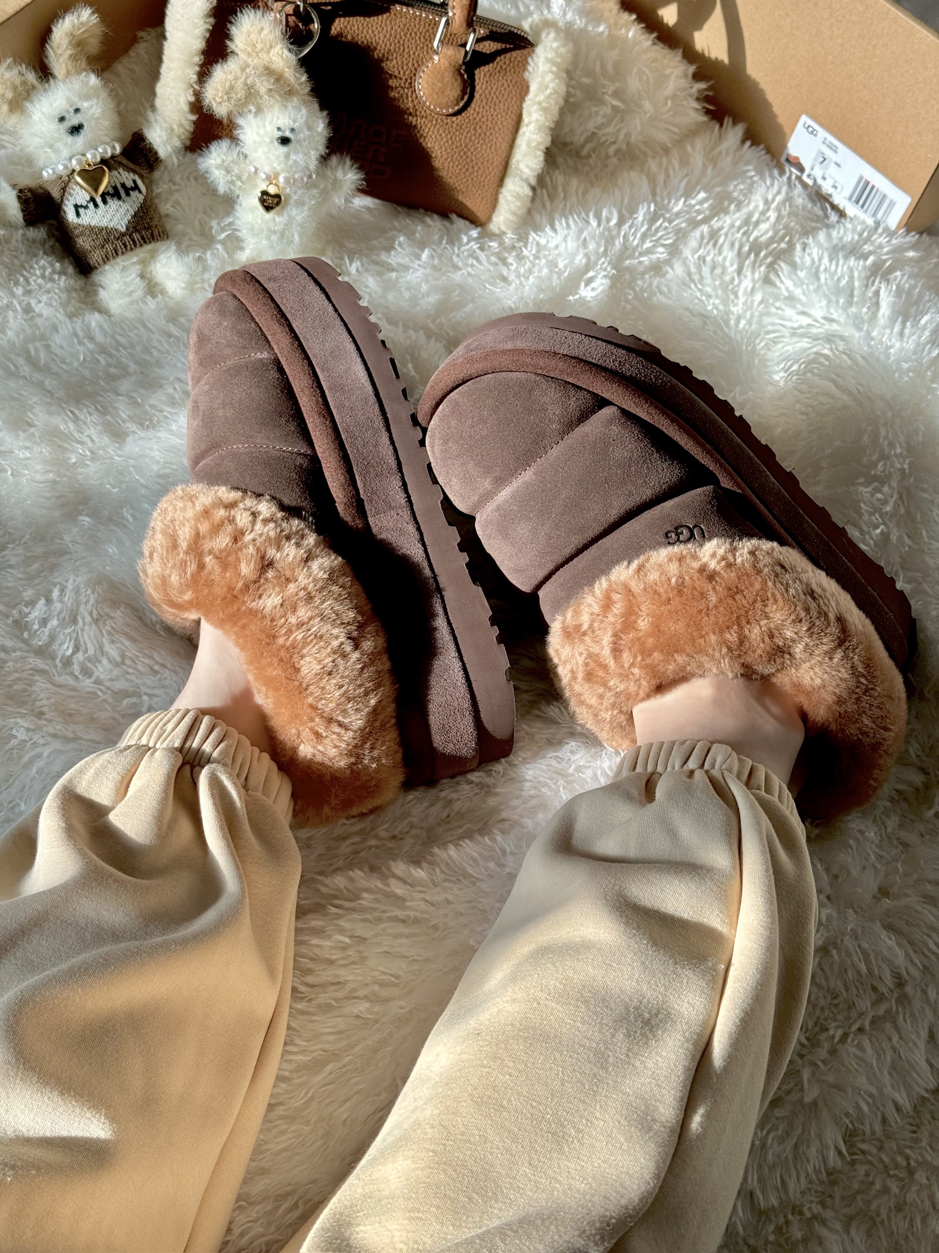 (W) UGG Tazzlita Hardwood, (W) UGG Tazzlita Chestnut 착용 스타일 - 1