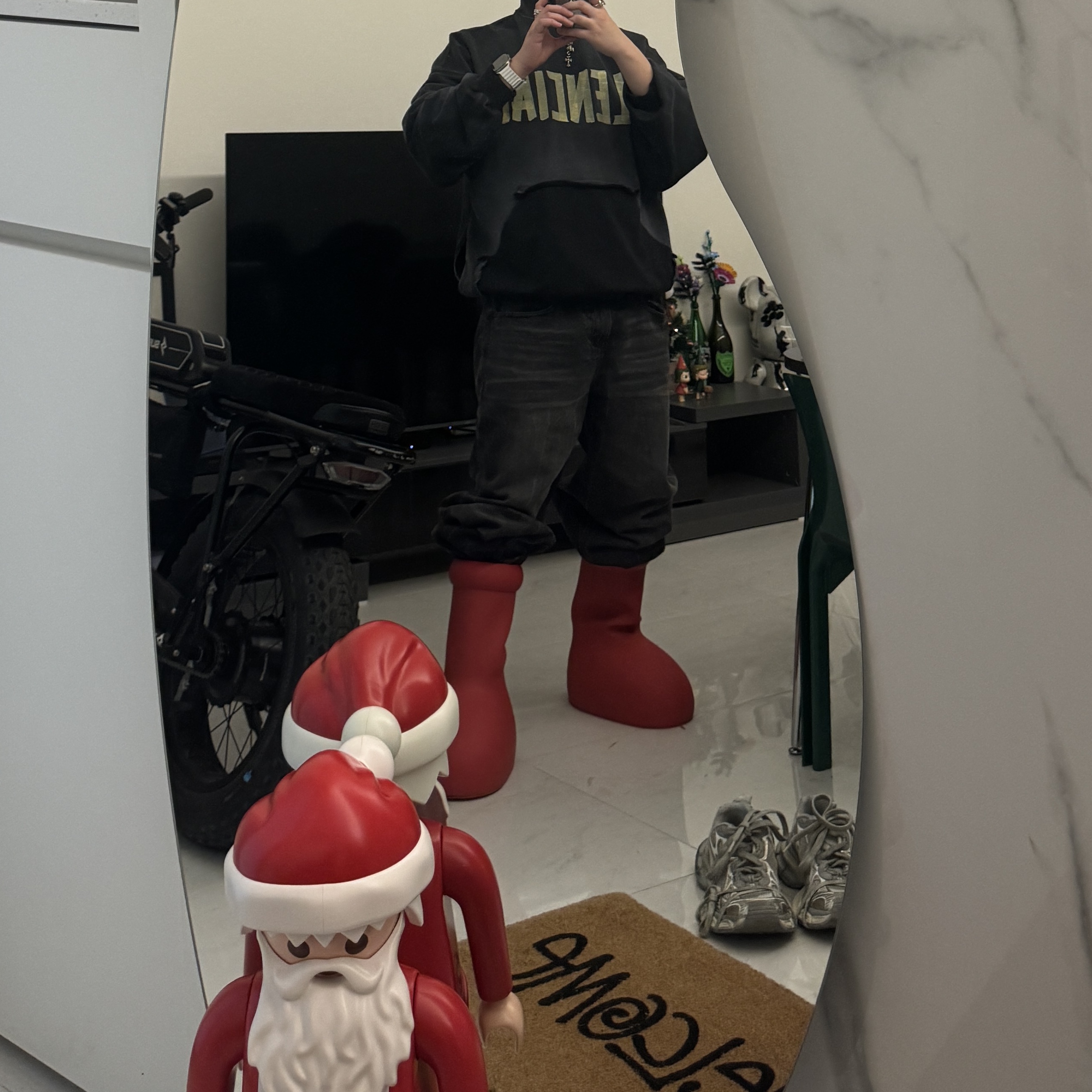 Balenciaga Tape Type Ripped Pocket Oversized Hoodie Faded Black, Playmobil Santa XXL 착용 스타일