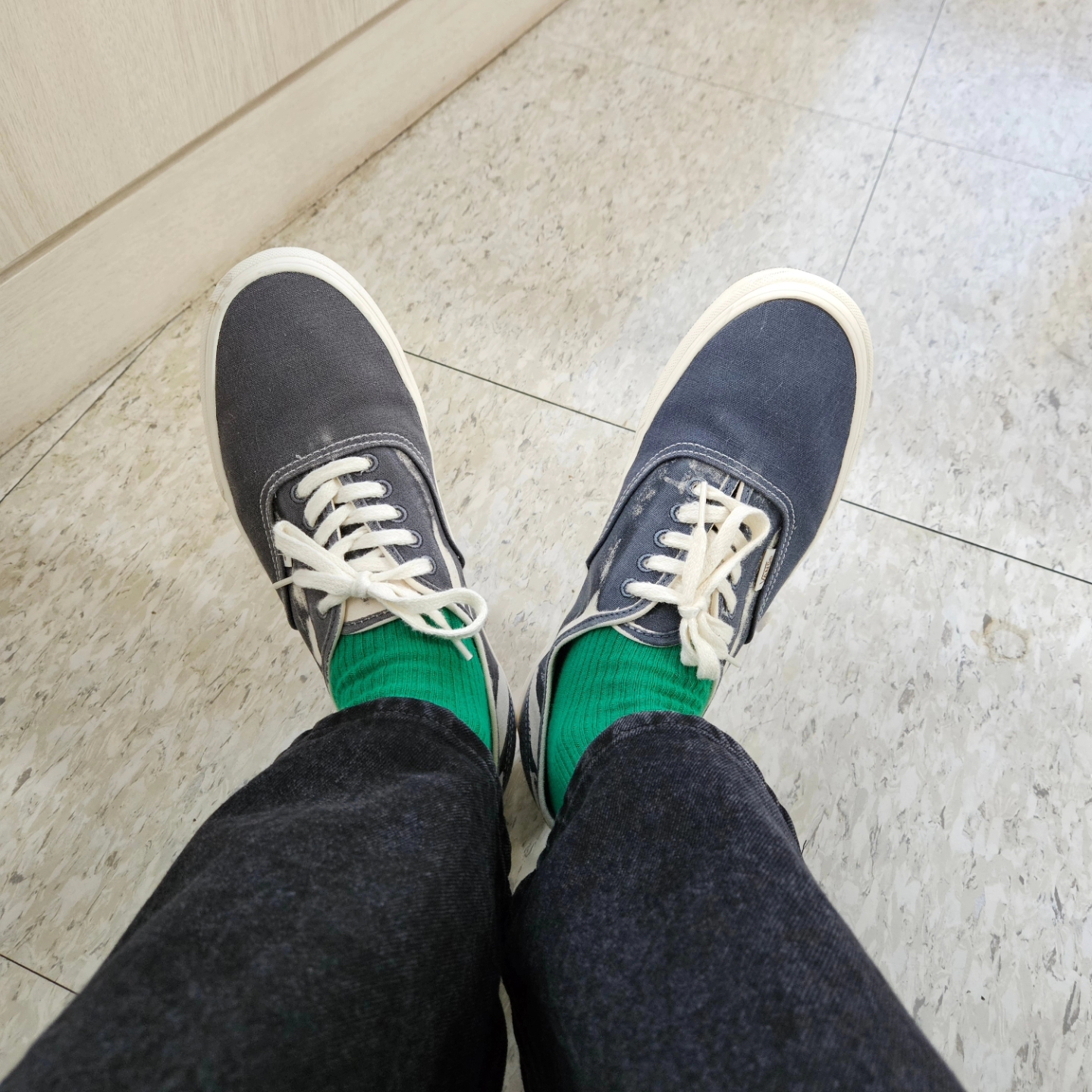Vans Authentic 44 DX Anaheim Factory Dress Blues, Omega Seamaster Planet Ocean 600M Co Axial Master Chronometer Steel Black 착용 스타일 - 5