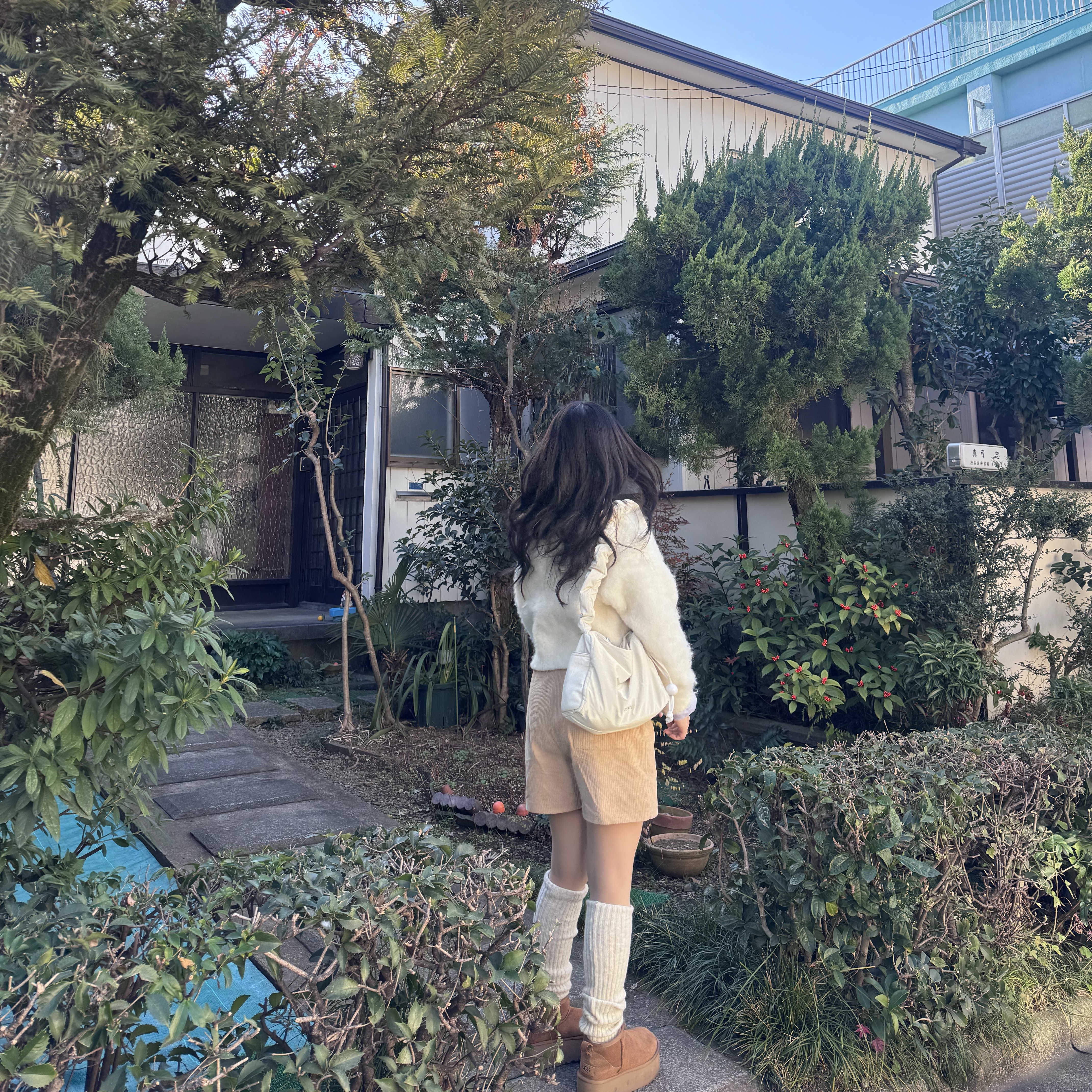 (W) UGG Classic Ultra Mini Platform Boots Chestnut 착용 스타일 - 1