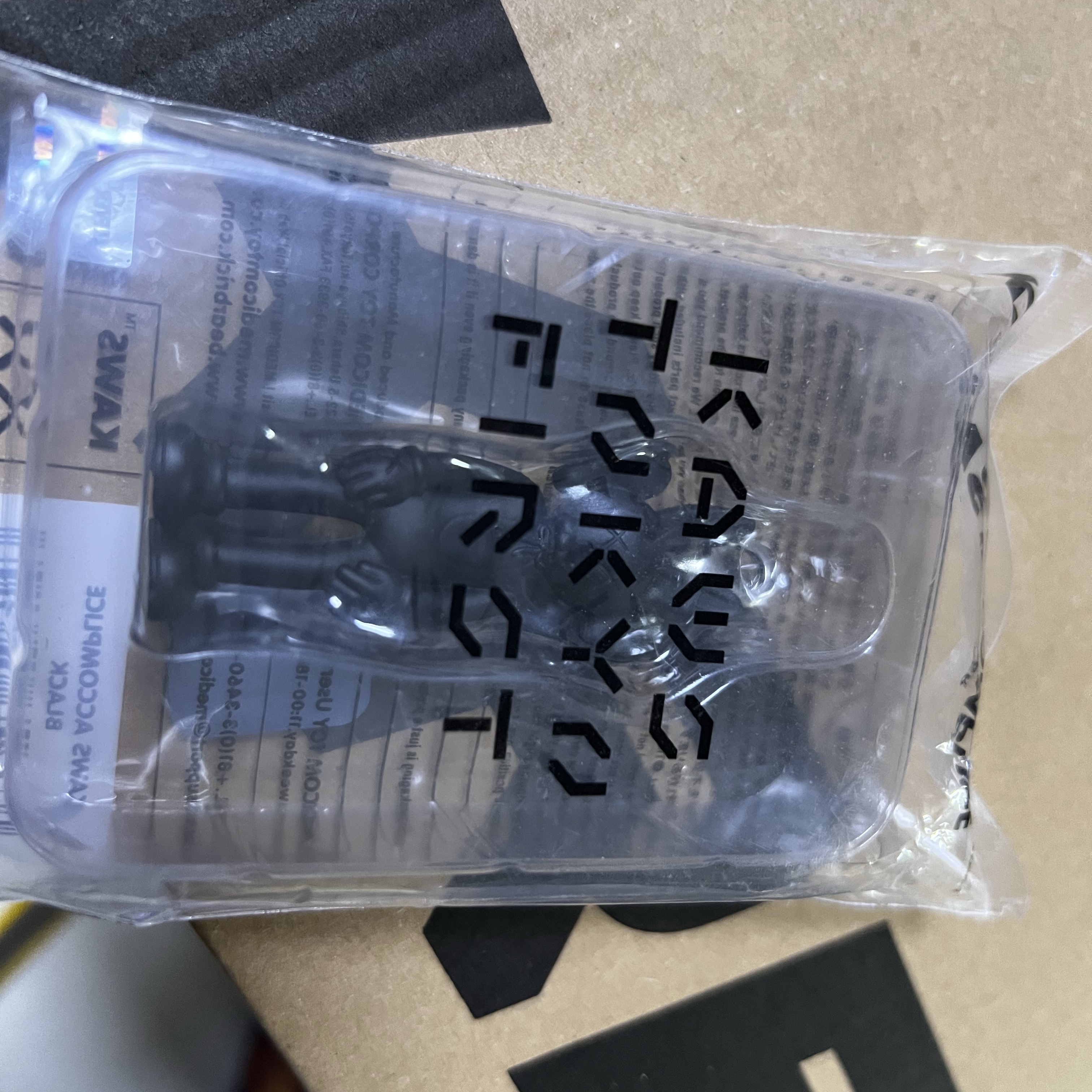 Kaws Tokyo First Accomplice Keychain Black 착용 스타일 - 2