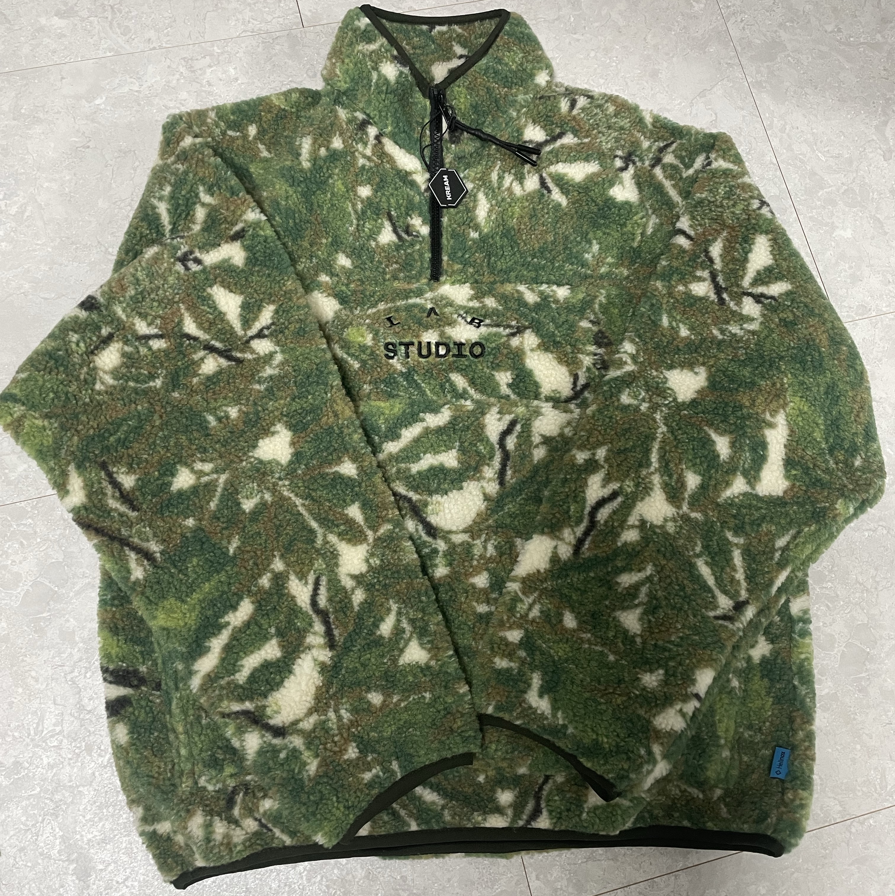 IAB Studio x Helinox Jacquard Half Zip-Up Bukhansan 착용 스타일