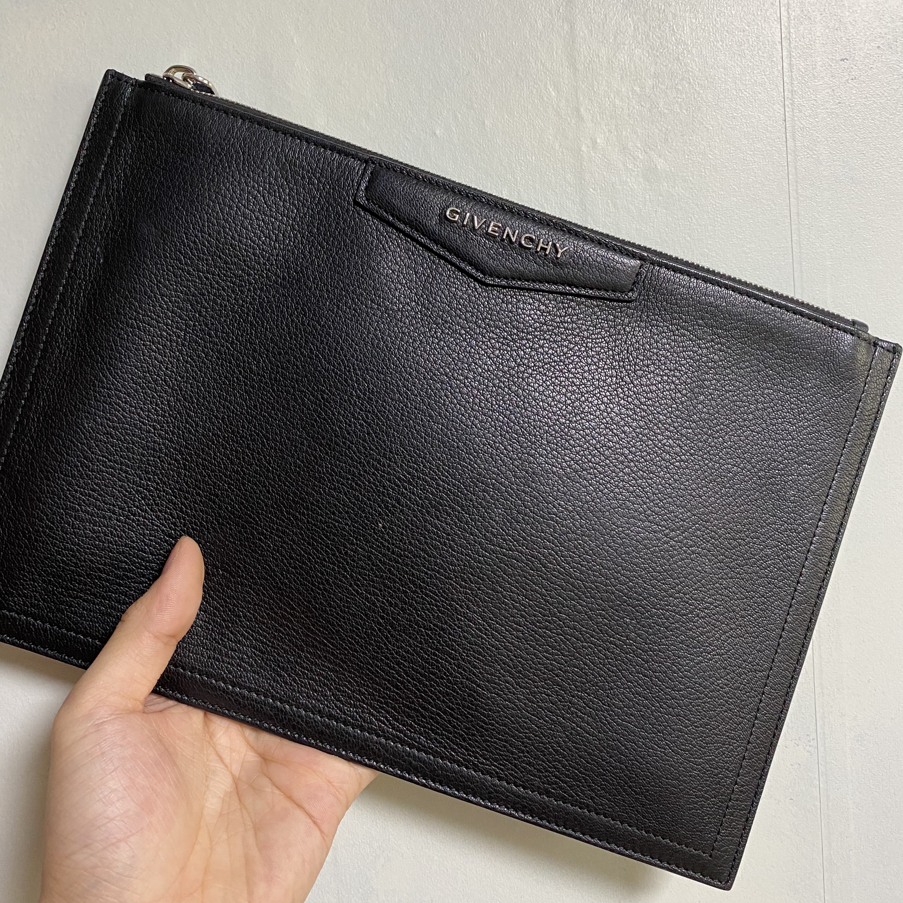 Givenchy Antigona Wallet in Box Leather Black 착용 스타일