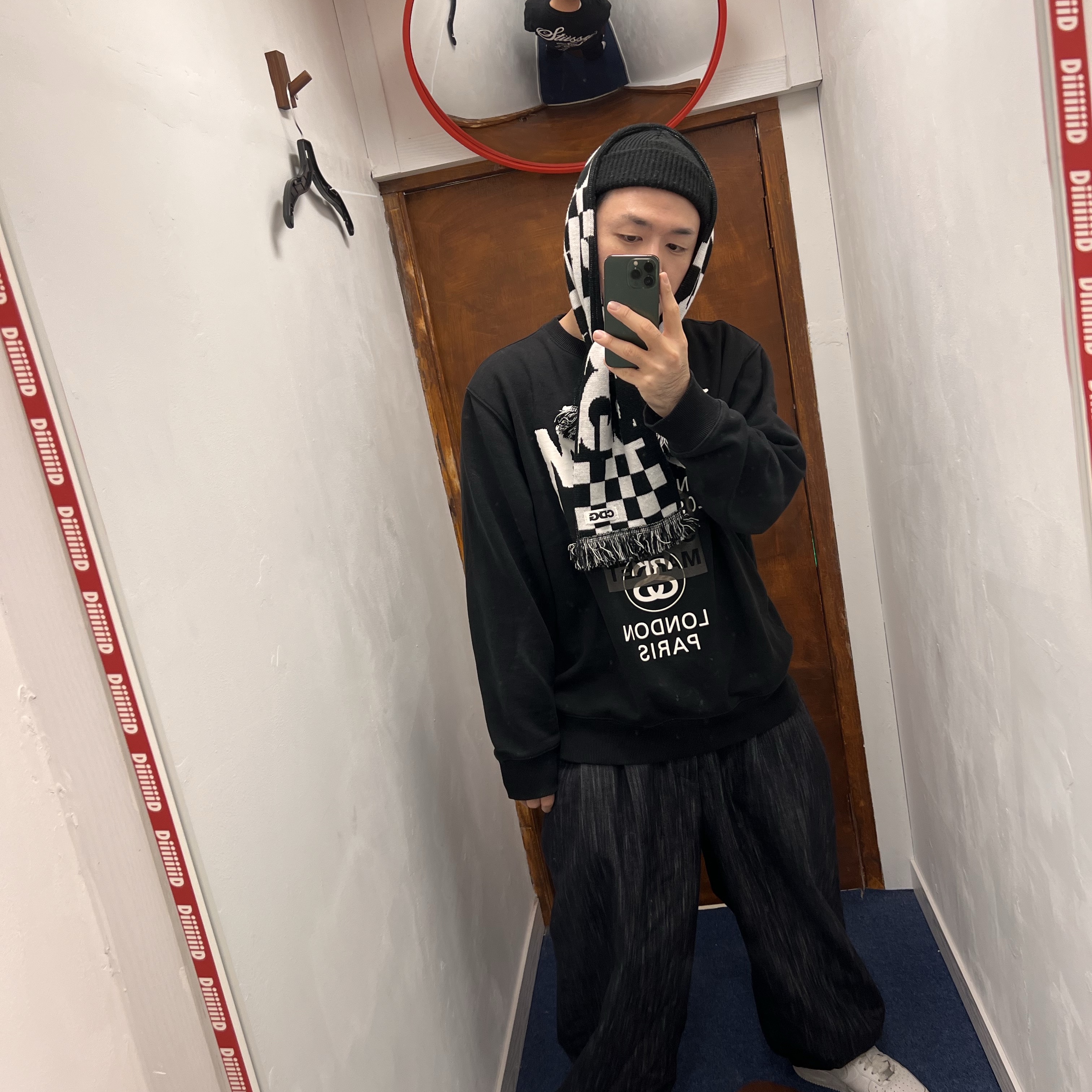 CDG Logo Check Muffler White Black, Stussy DSM World Tour Crew Black 2022 착용 스타일 - 2