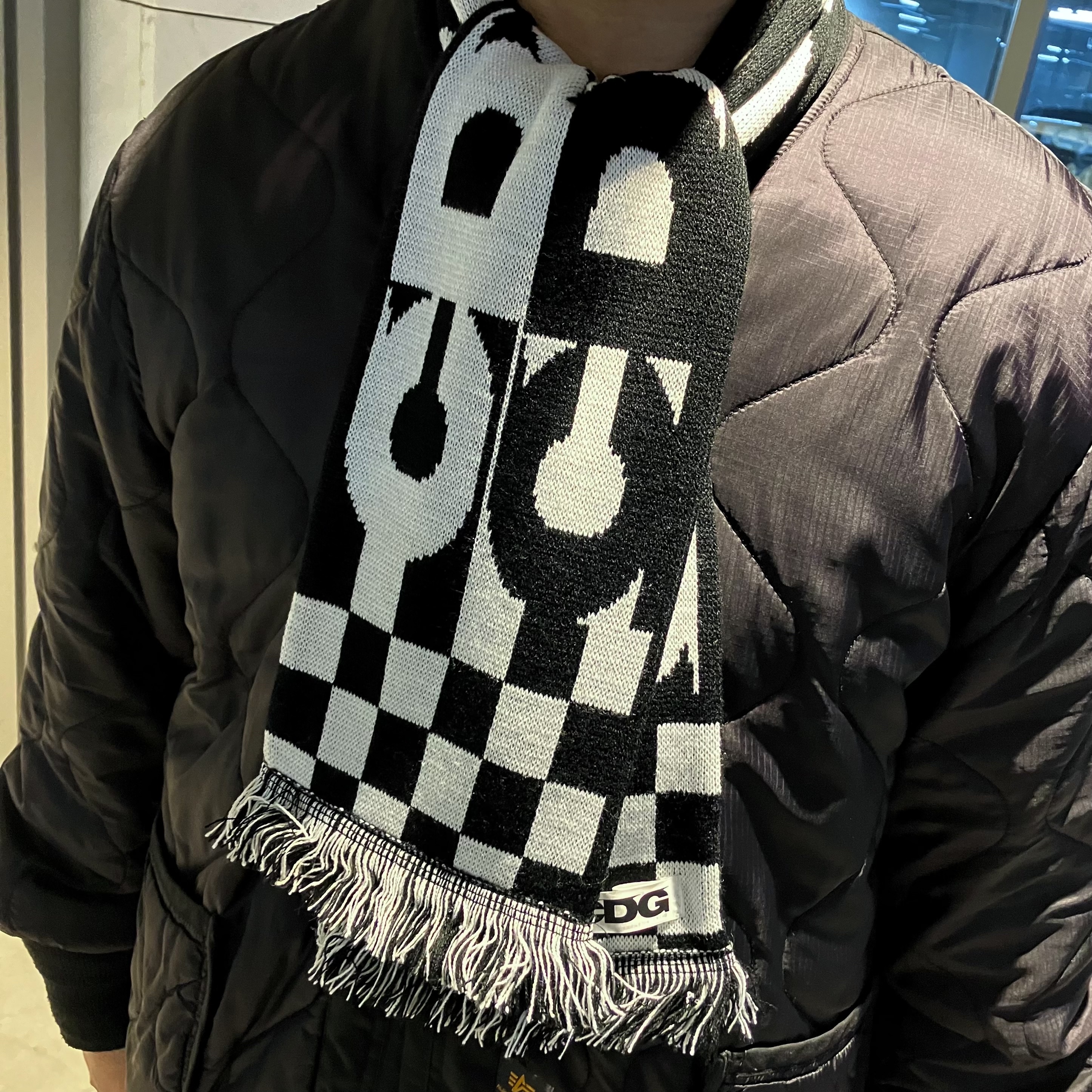 CDG Logo Check Muffler White Black, Nike x Comme des Garcons Homme Plus Air Foamposite One Black 착용 스타일 - 3