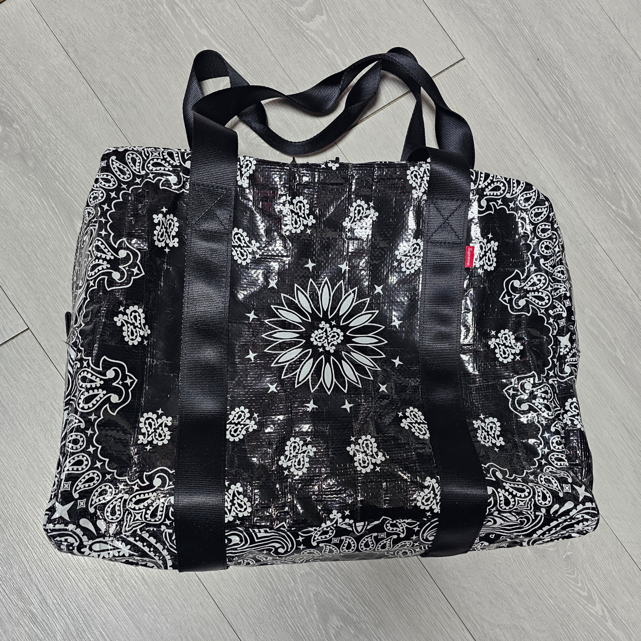 Supreme x The North Face Summit Series Rescue Chugach 16 Backpack Multi Camo - 22SS, Supreme Bandana Tarp Small Duffle Bag Black - 21SS 착용 스타일 - 2