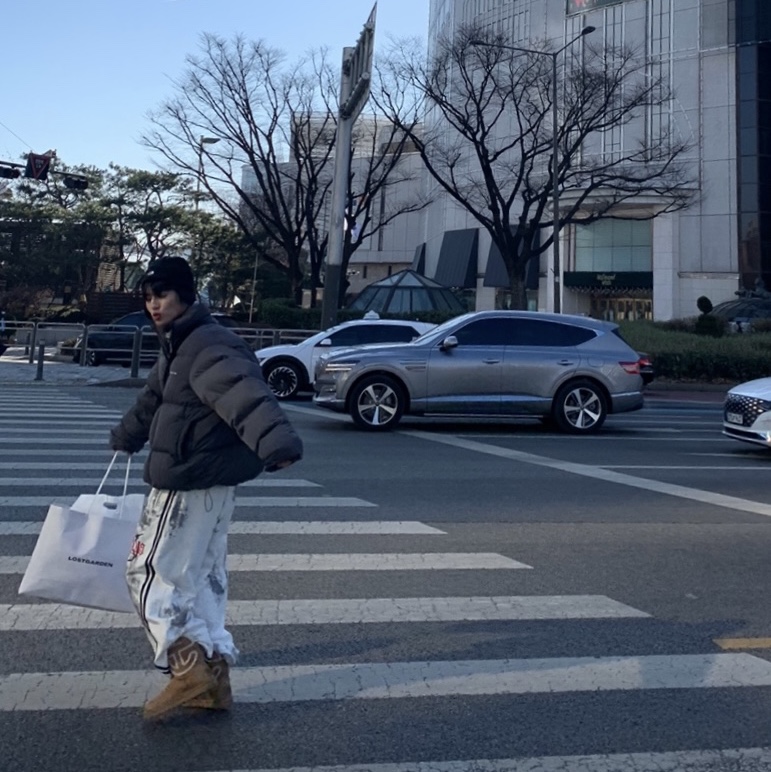어그 x 텔파 로고 미니 체스트넛, 노스페이스 플리스 이어머프 비니 블랙 착용 스타일 - 1