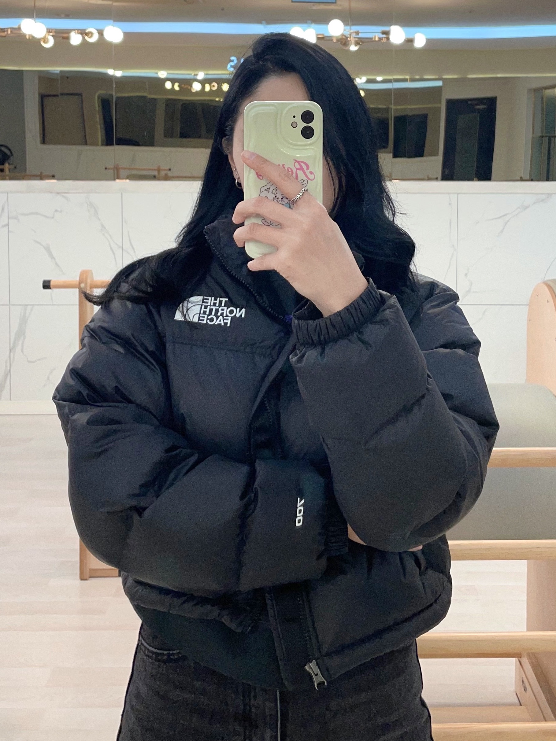 (W) The North Face Nuptse Short Jacket Black 착용 스타일 - 2