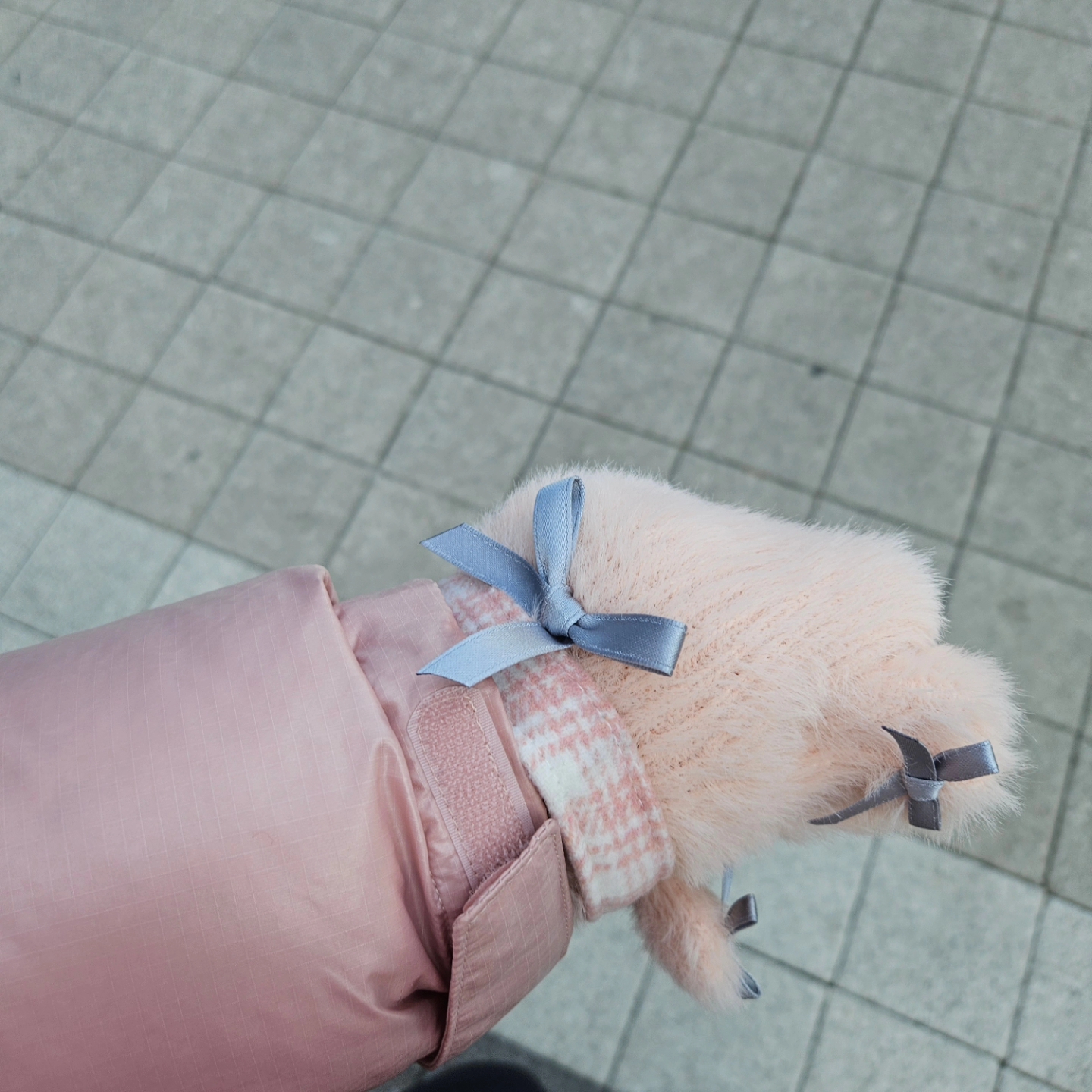 Bloomingtale Fluffy Ribbon Mitten Pink 착용 스타일