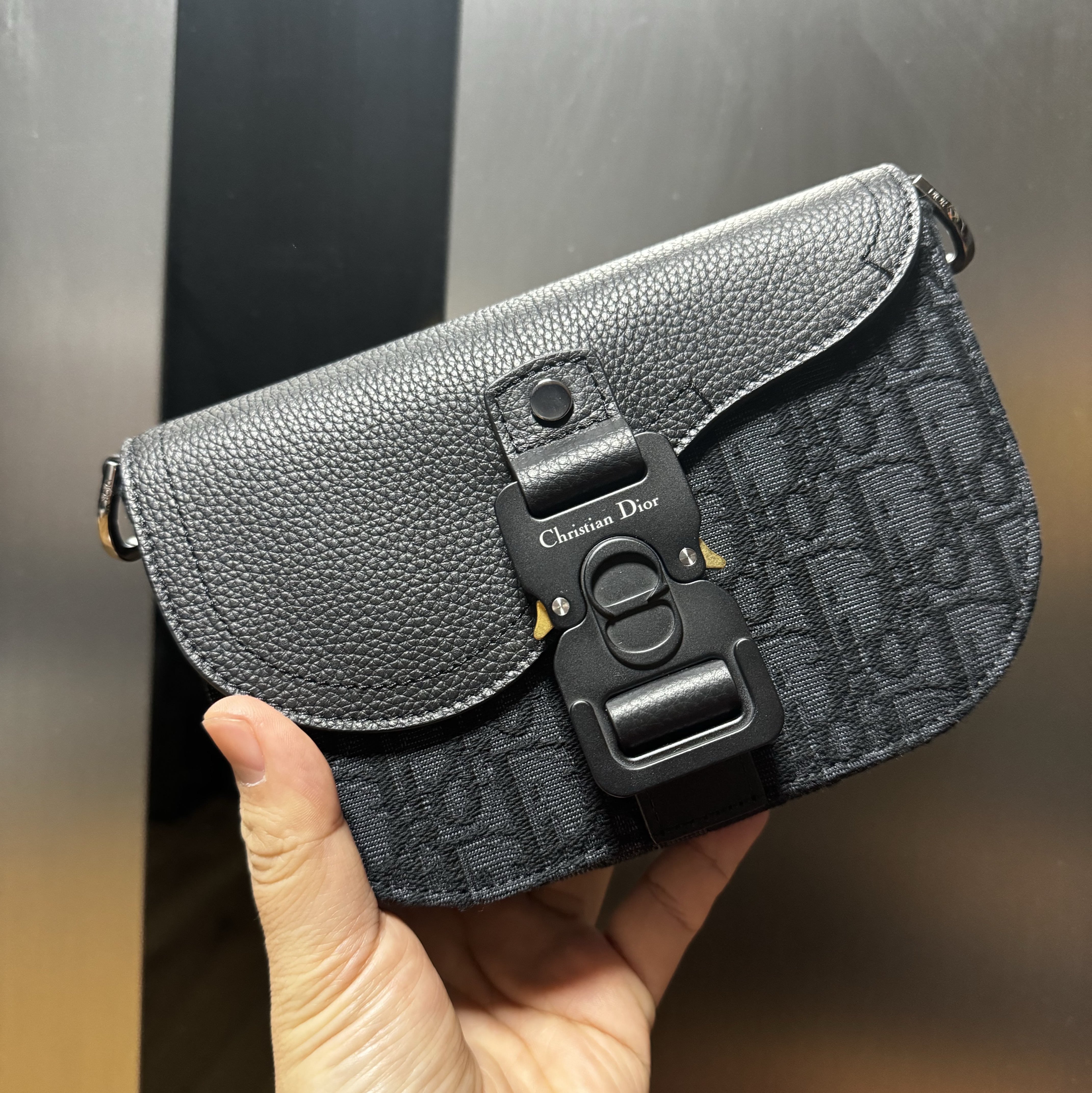 Dior Saddle Pouch with Strap Grained Calfskin Black Dior Oblique Jacquard Black 착용 스타일