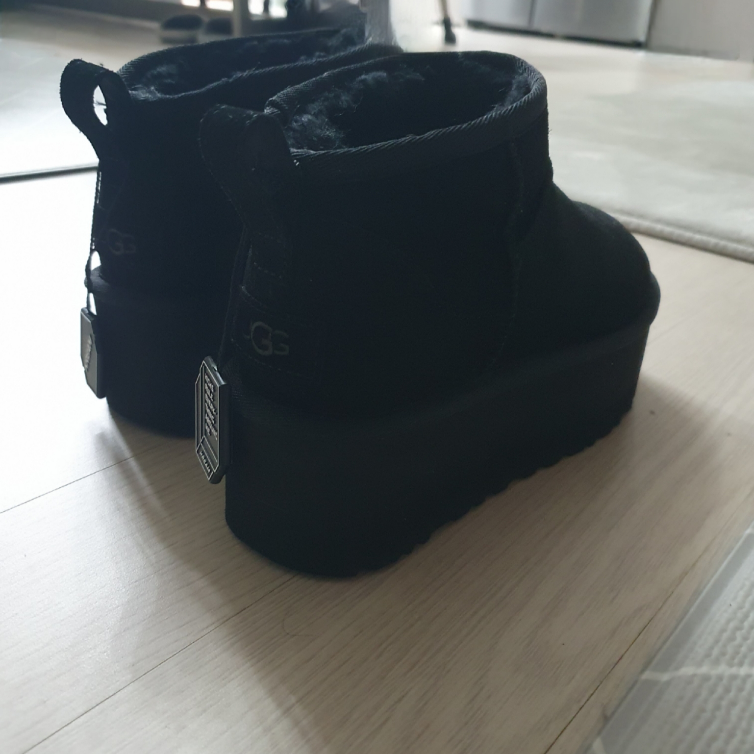 (W) UGG Classic Ultra Mini Platform Boots Black 착용 스타일