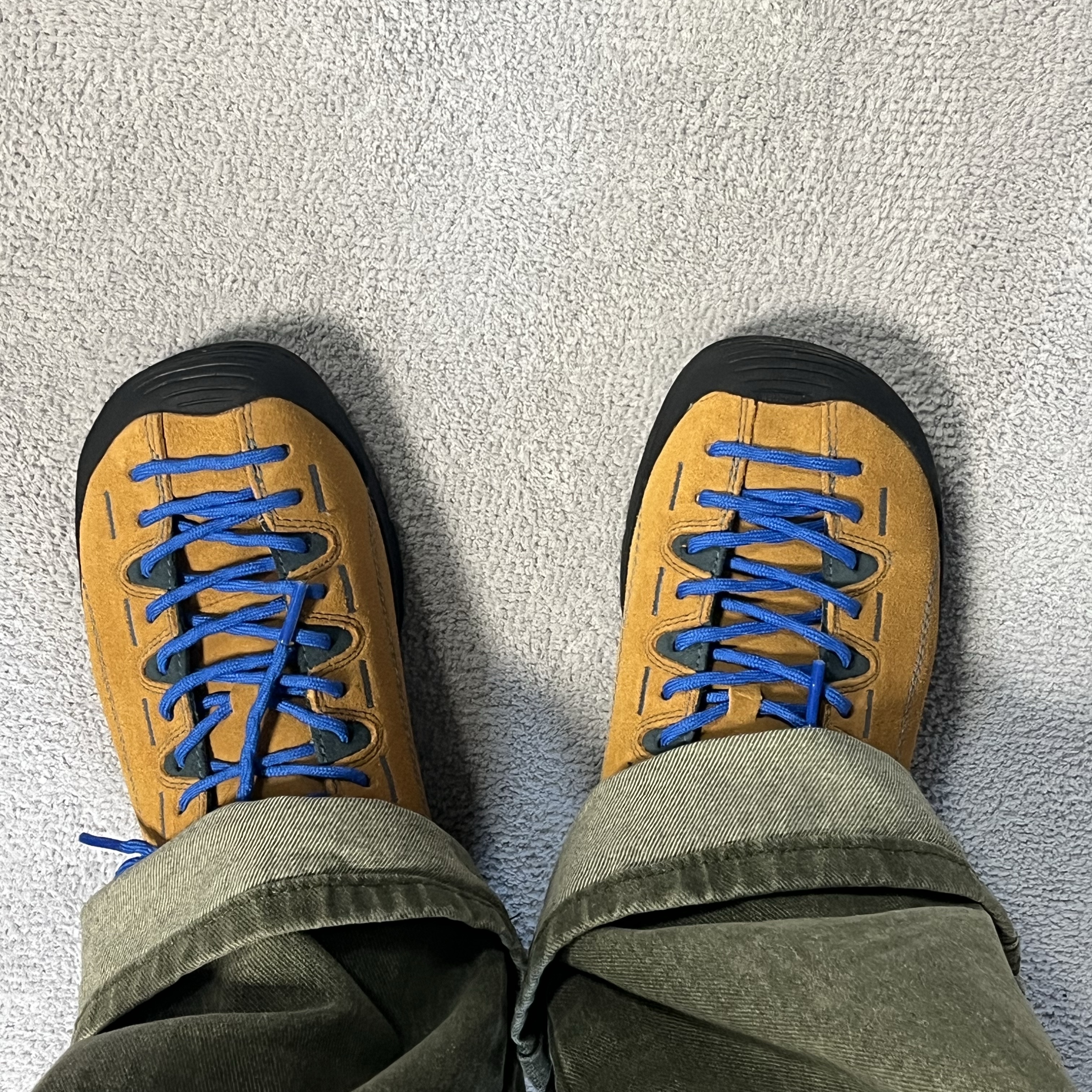 Keen Jasper Suede Sneakers Camel 착용 스타일 - 1