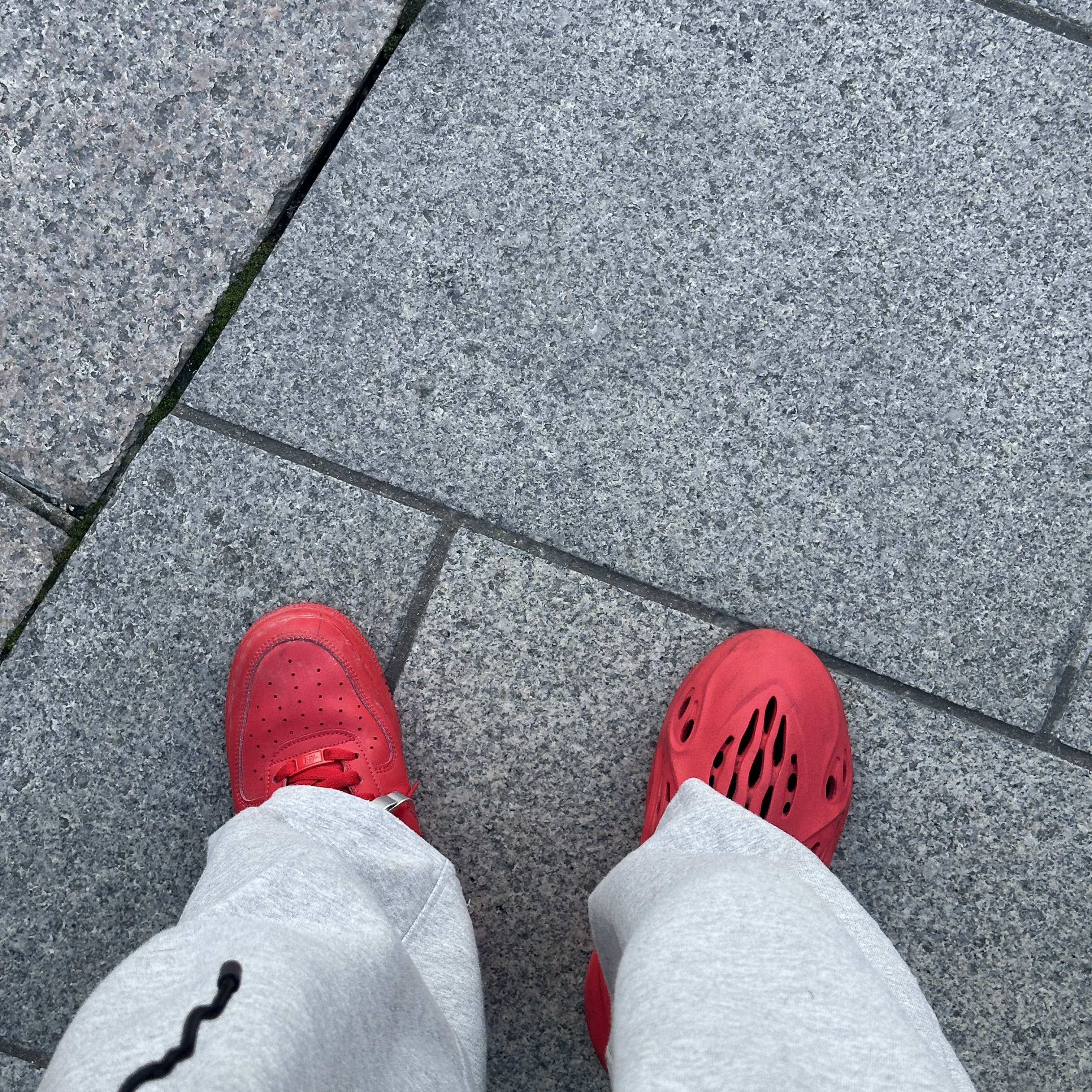 Nike Air Force 1 '07 LV8 Low 1 Triple Red, Adidas Yeezy Foam RNNR Vermilion 착용 스타일