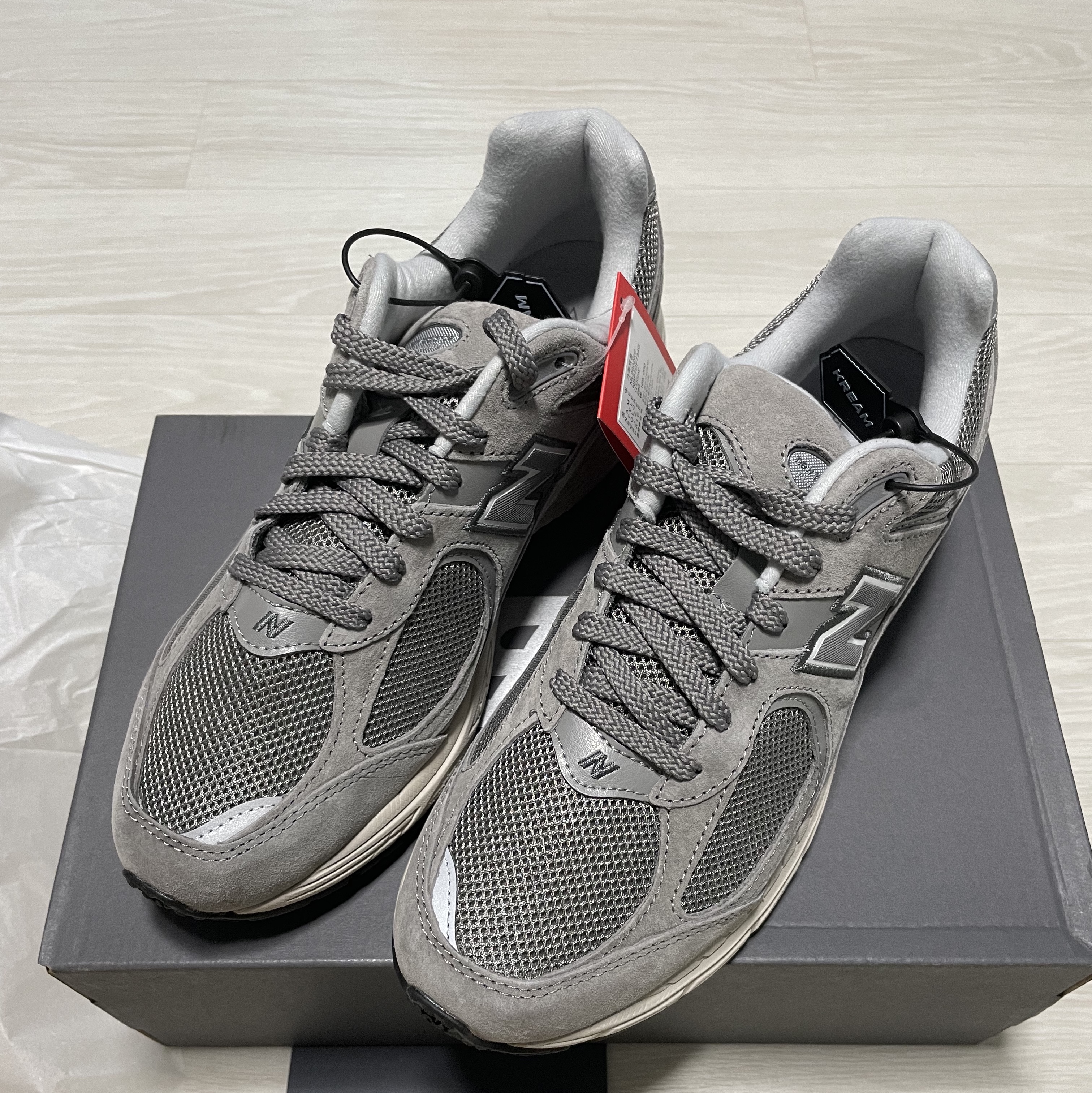 New Balance 2002R Grey 착용 스타일 - 1