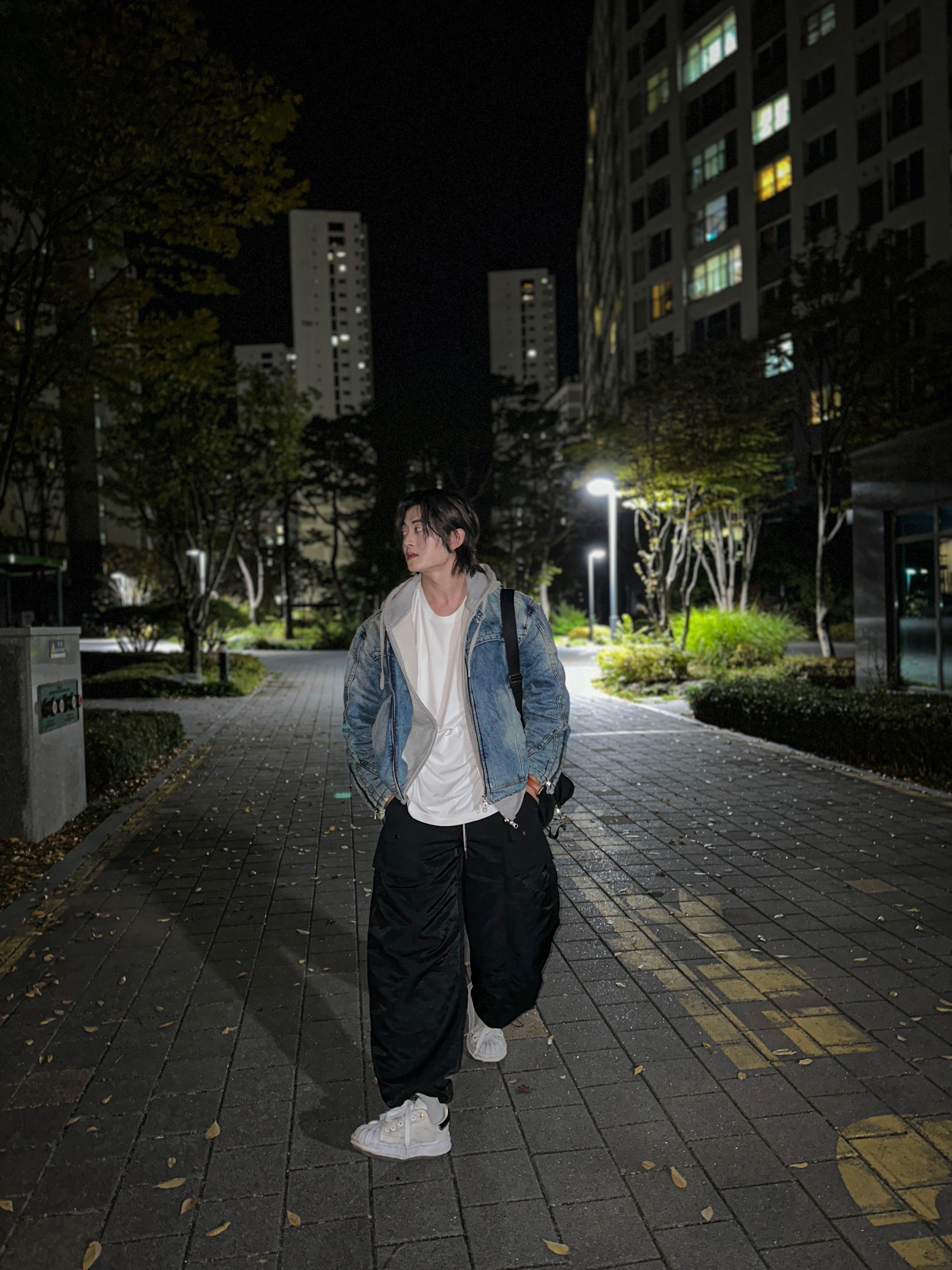 Maison Mihara Yasuhiro Blakey OG Sole Canvas Low-top Sneakers White, Prada Re-Nylon and Saffiano Leather Shoulder Bag Black 착용 스타일 - 1