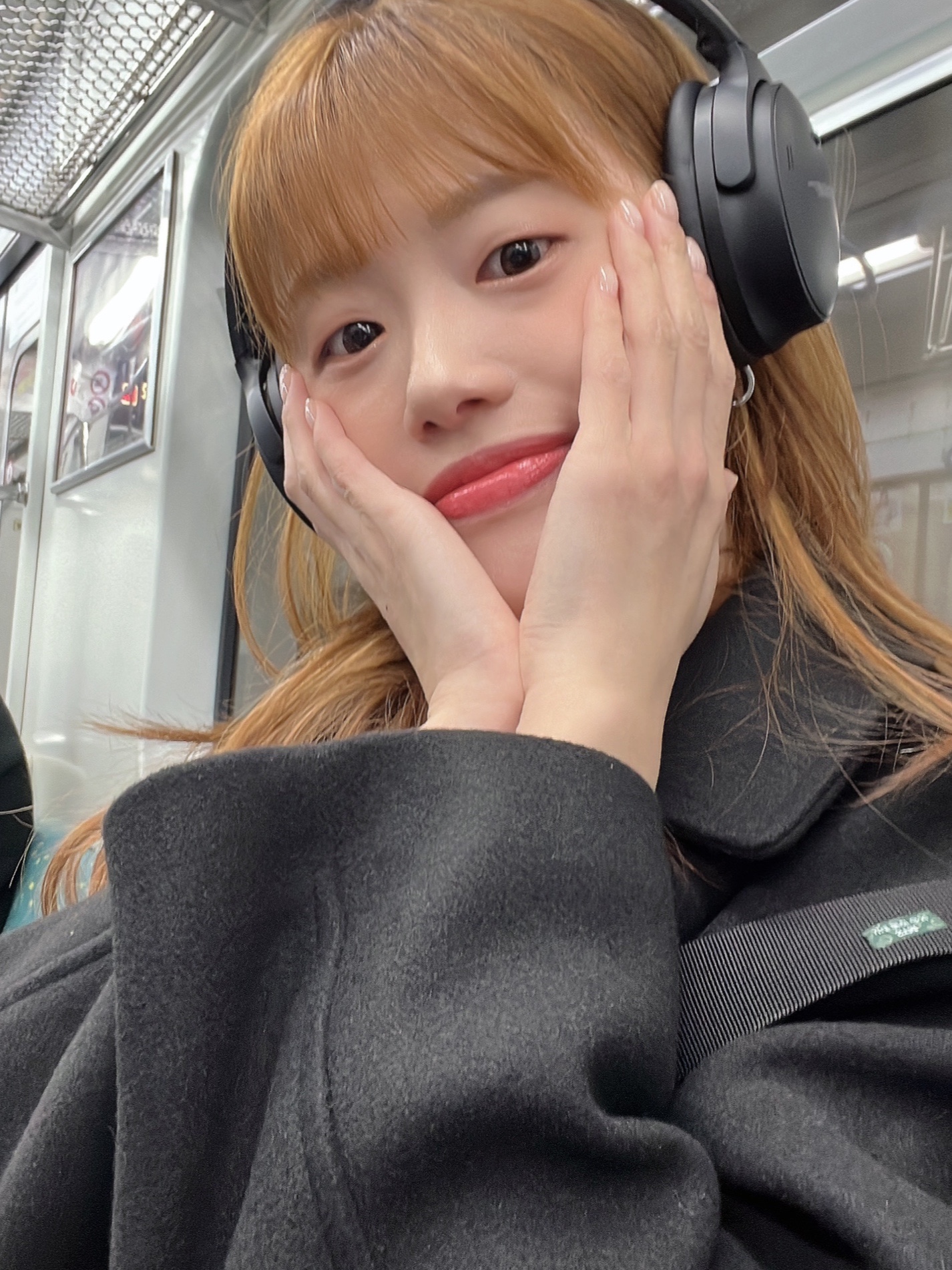 BOSE QC45 Triple Black (Korean Ver.) 착용 스타일 - 2