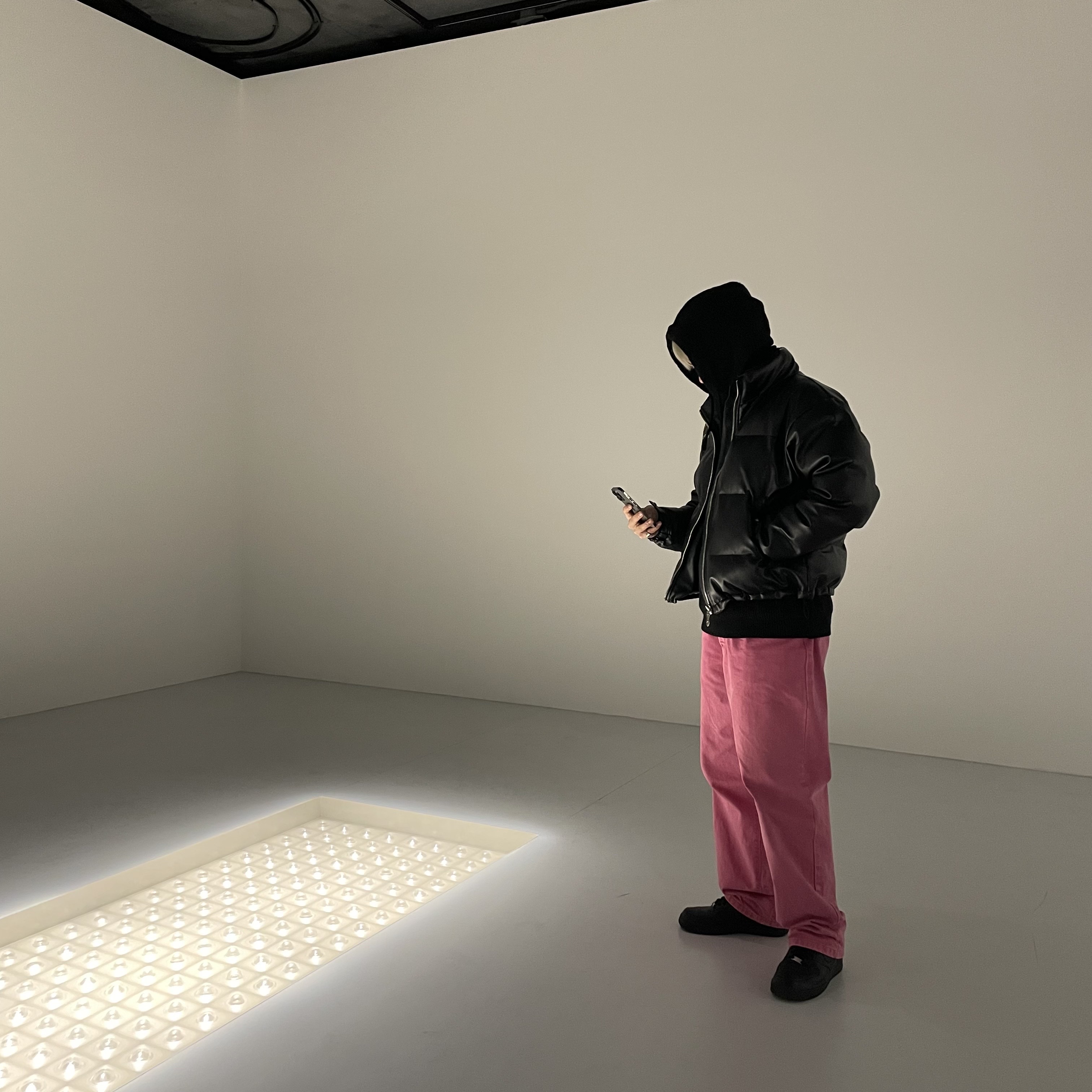 떠그 클럽 레더 퍼퍼 자켓 블랙 (폴리에스터), 나이키 에어포스 1 '07 프레쉬 블랙 착용 스타일