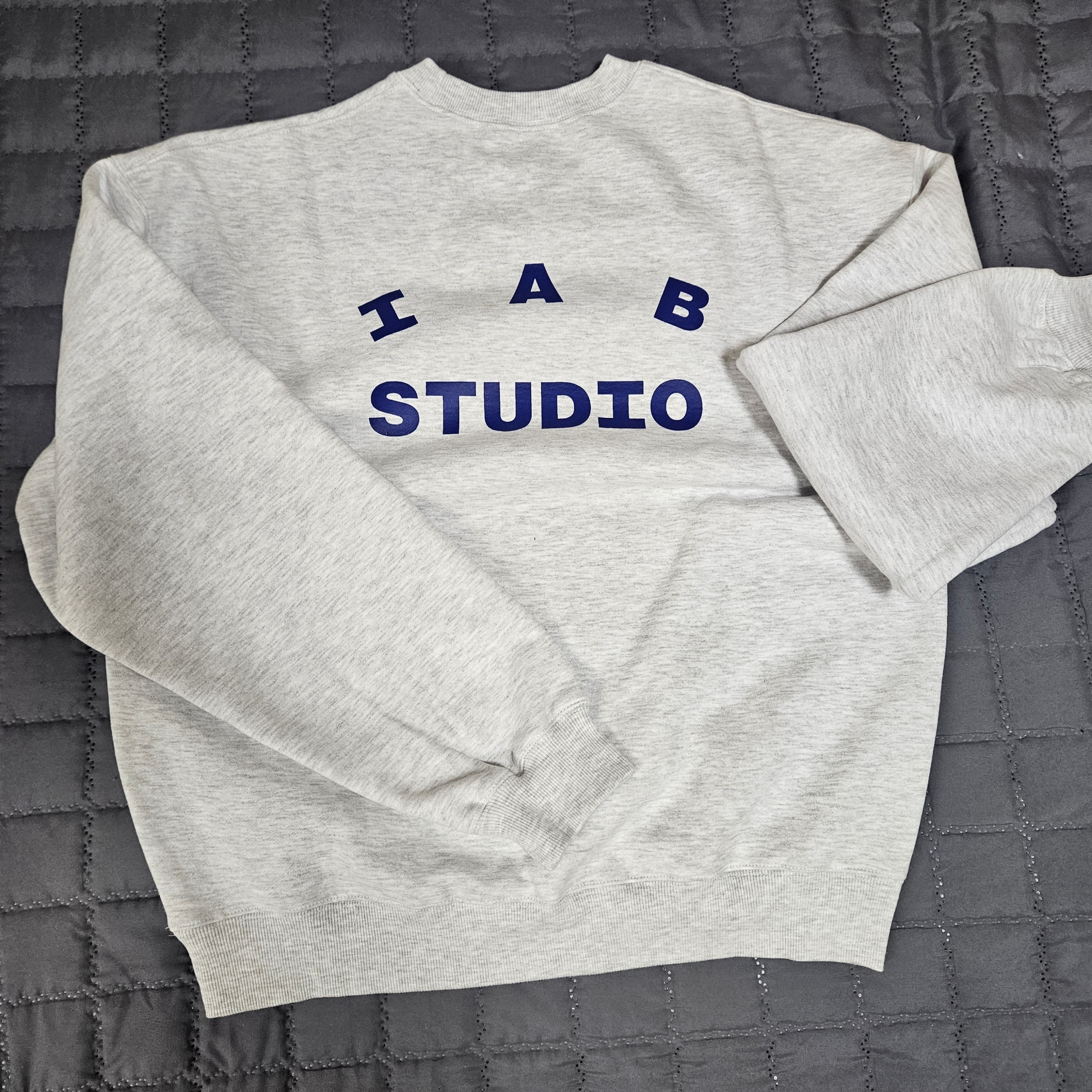 IAB Studio Sweatshirt Light Gray - 23FW 착용 스타일 - 1