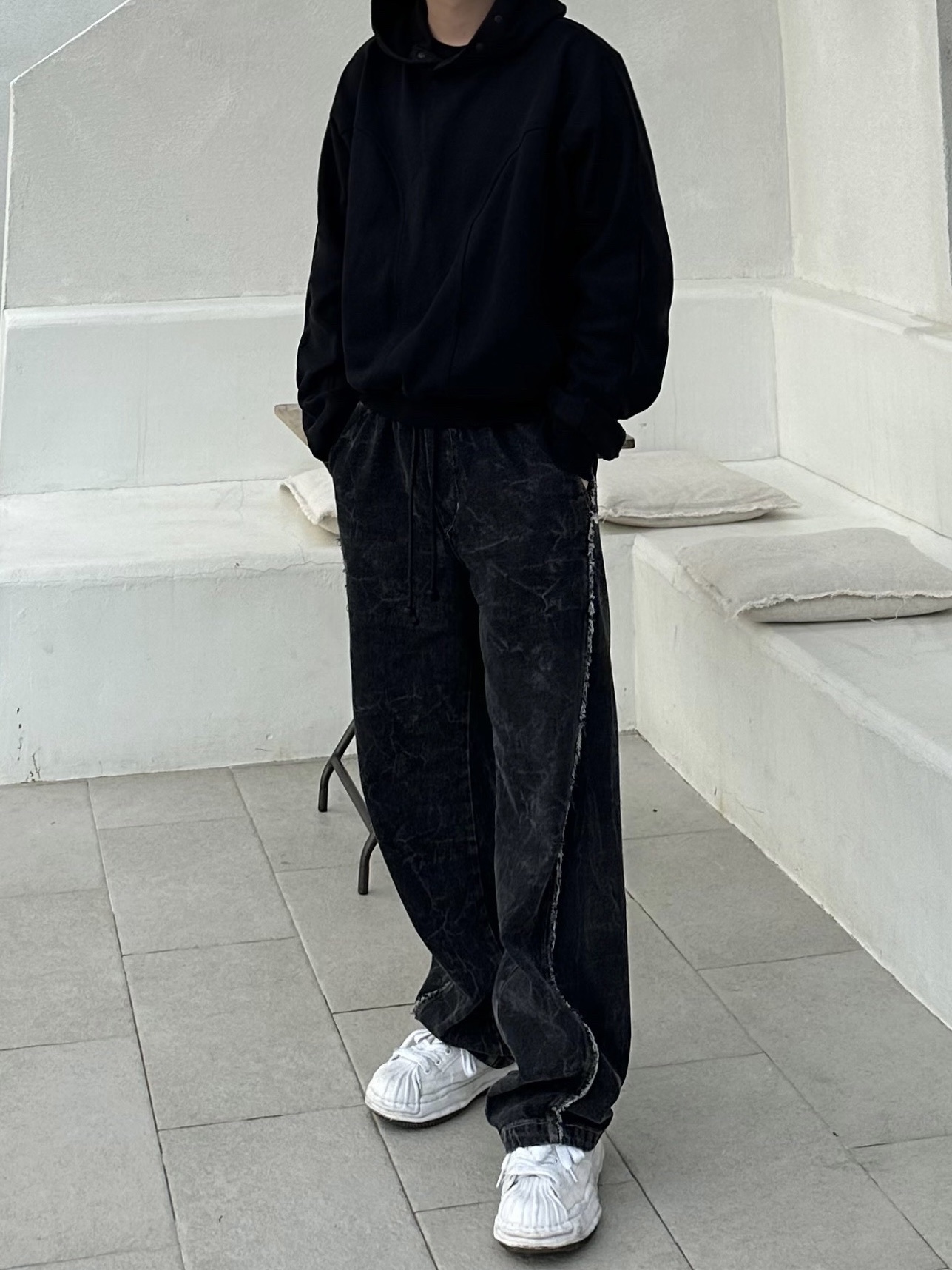 Maison Mihara Yasuhiro Blakey OG Sole Leather Low-top Sneakers White 착용 스타일 - 2