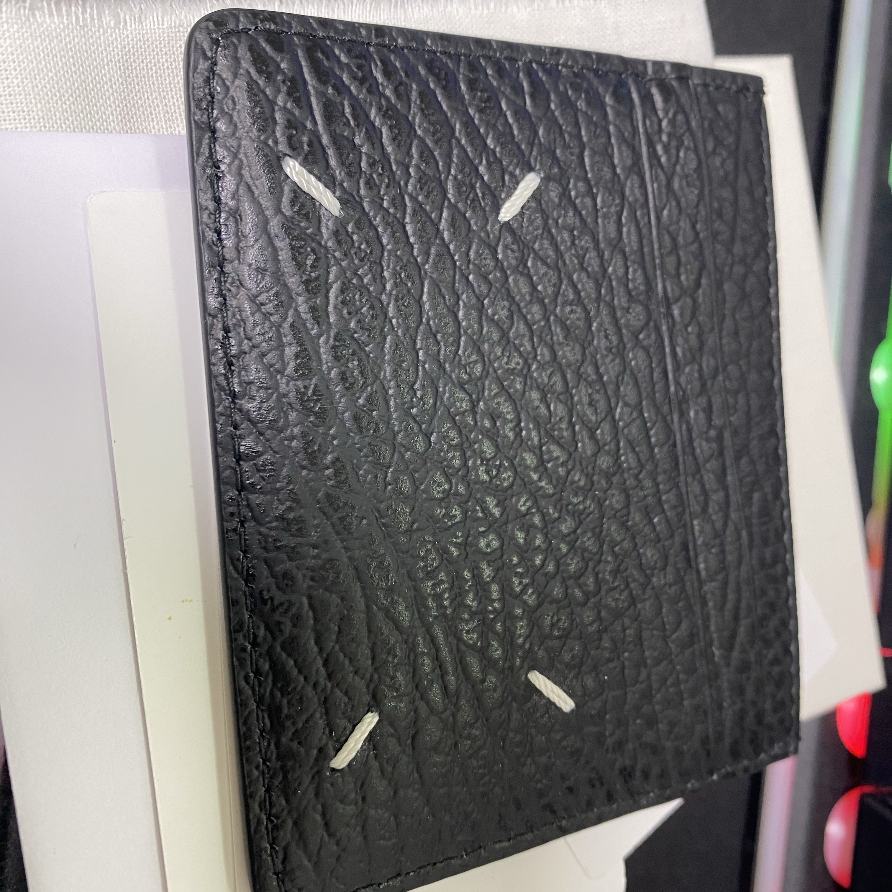 Maison Margiela Stitch Card Holder Black 착용 스타일 - 3