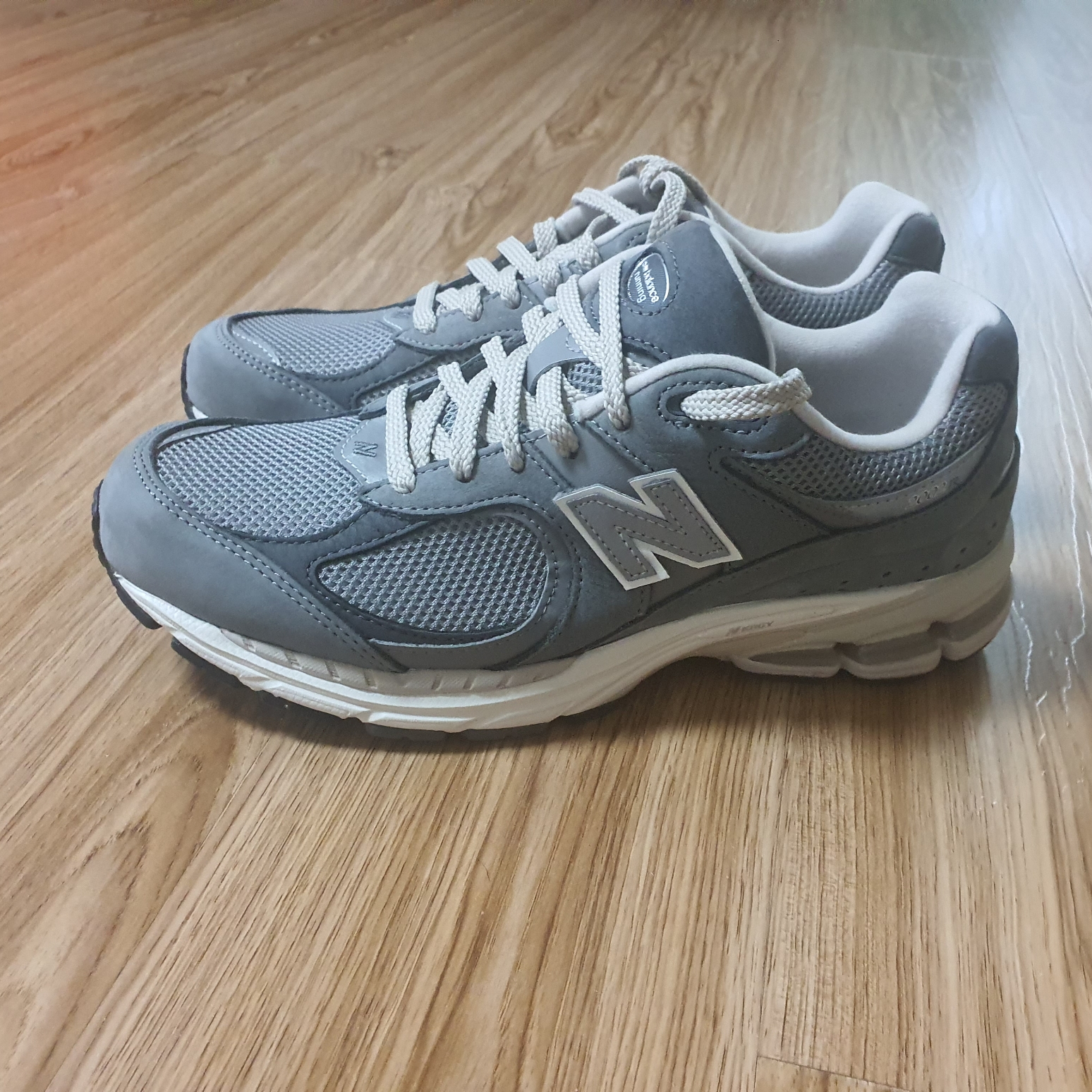 New Balance 2002R Premium Vintage Grey 착용 스타일