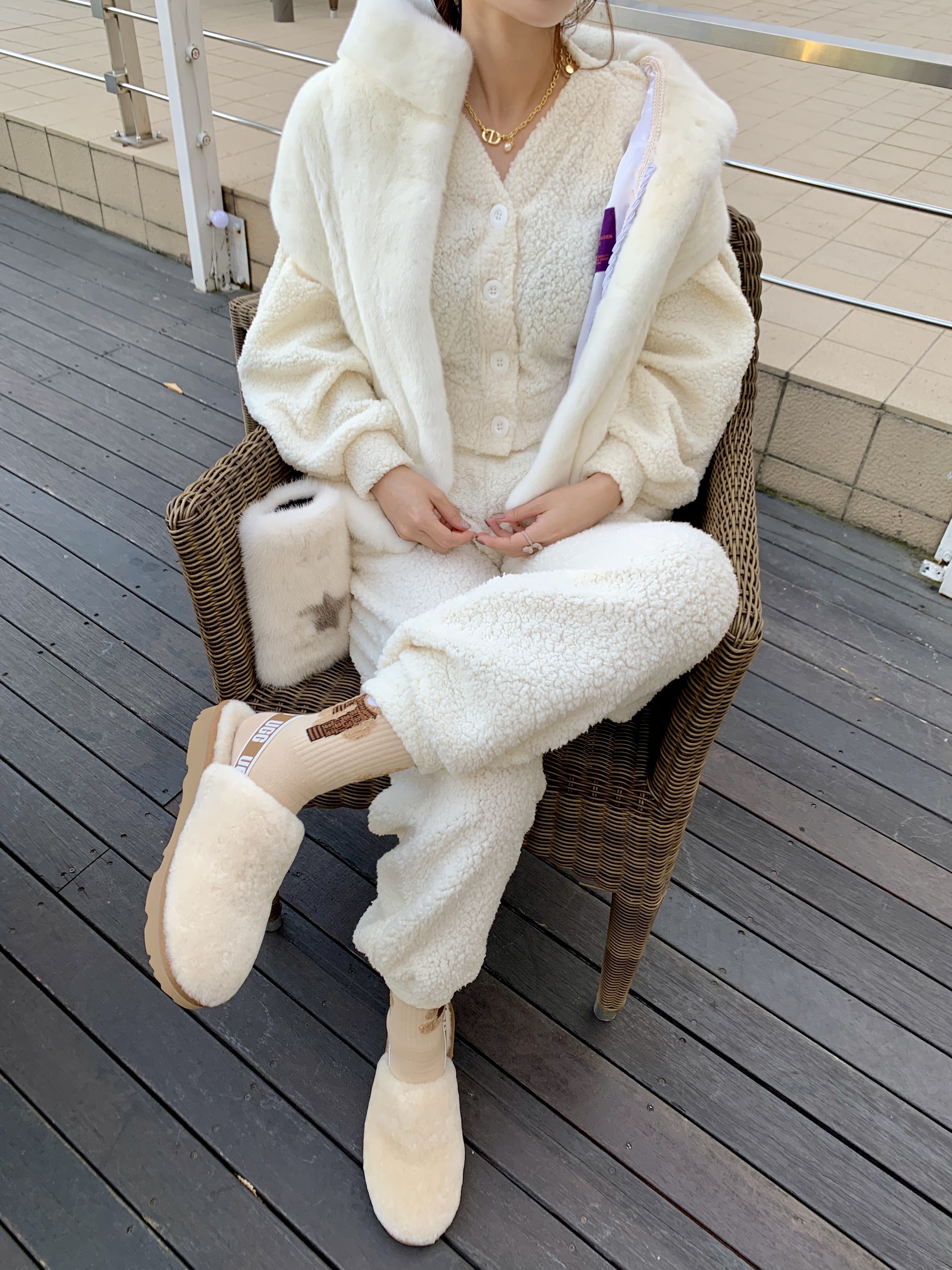 (Kids) UGG Fluff Yeah Clog Natural 착용 스타일 - 1