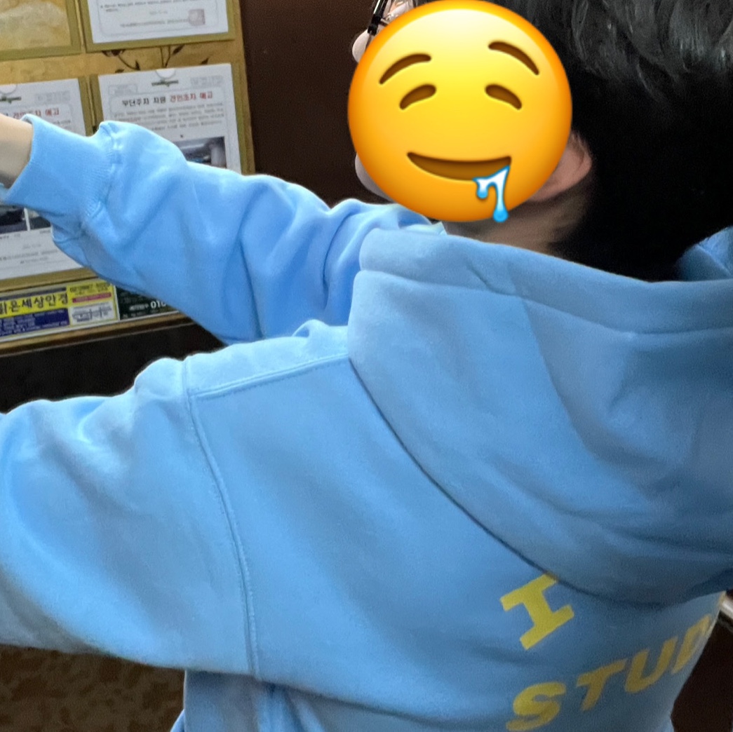 IAB Studio Hoodie Sky Blue Lemon 착용 스타일 - 2
