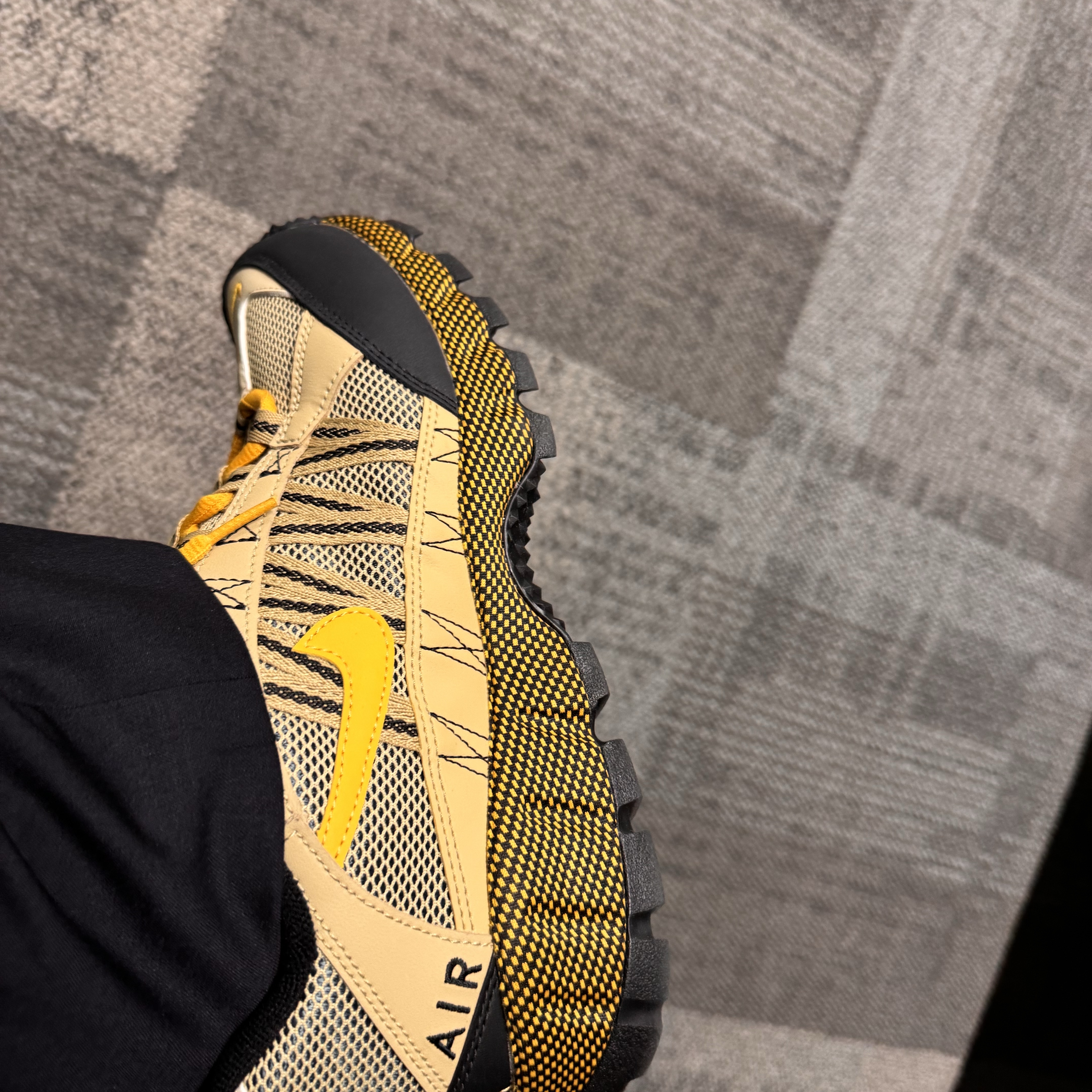 Nike Air Humara Wheat Grass 착용 스타일