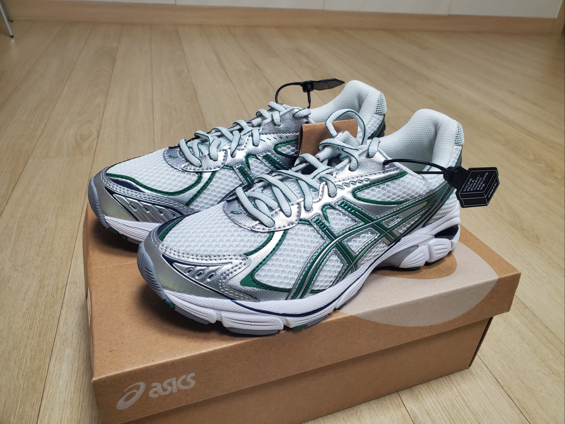 Asics GT-2160 White Shamrock Green 착용 스타일 - 1