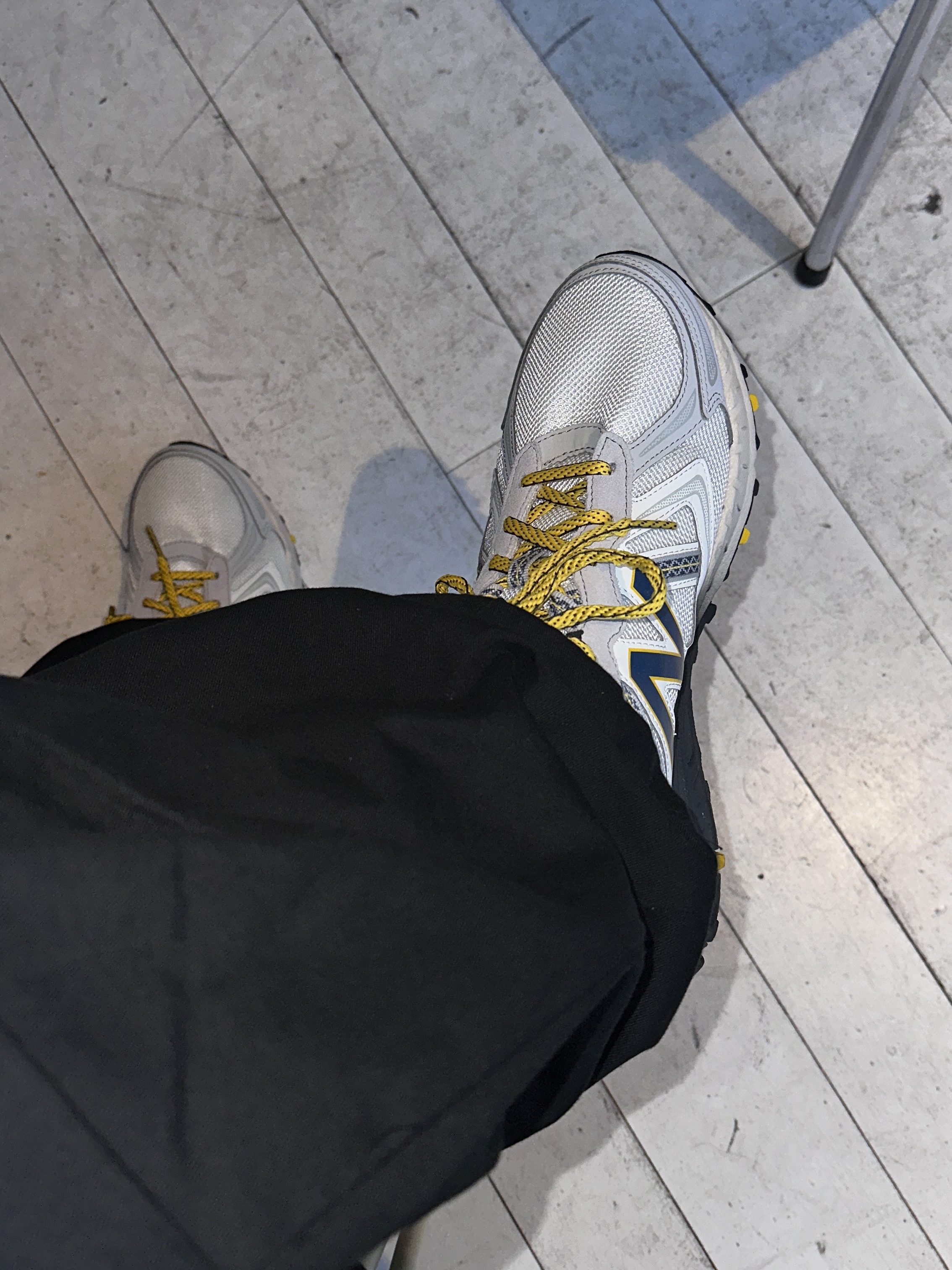 New Balance 410v5 Ivory Yellow - 2E Wide 착용 스타일 - 1