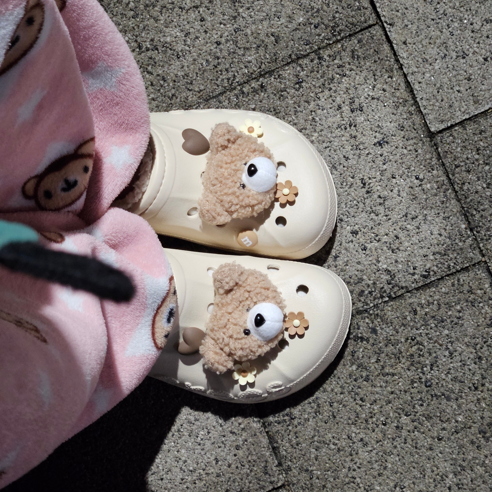 Crocs Baya Lined Fuzz-Strap Clog Winter White 착용 스타일