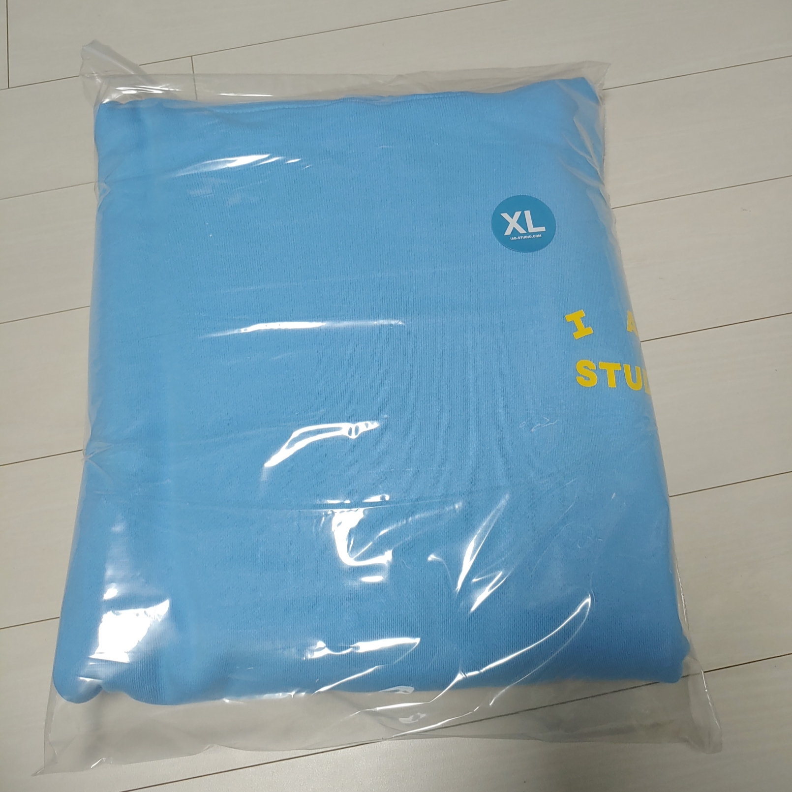 IAB Studio Hoodie Sky Blue Lemon 착용 스타일