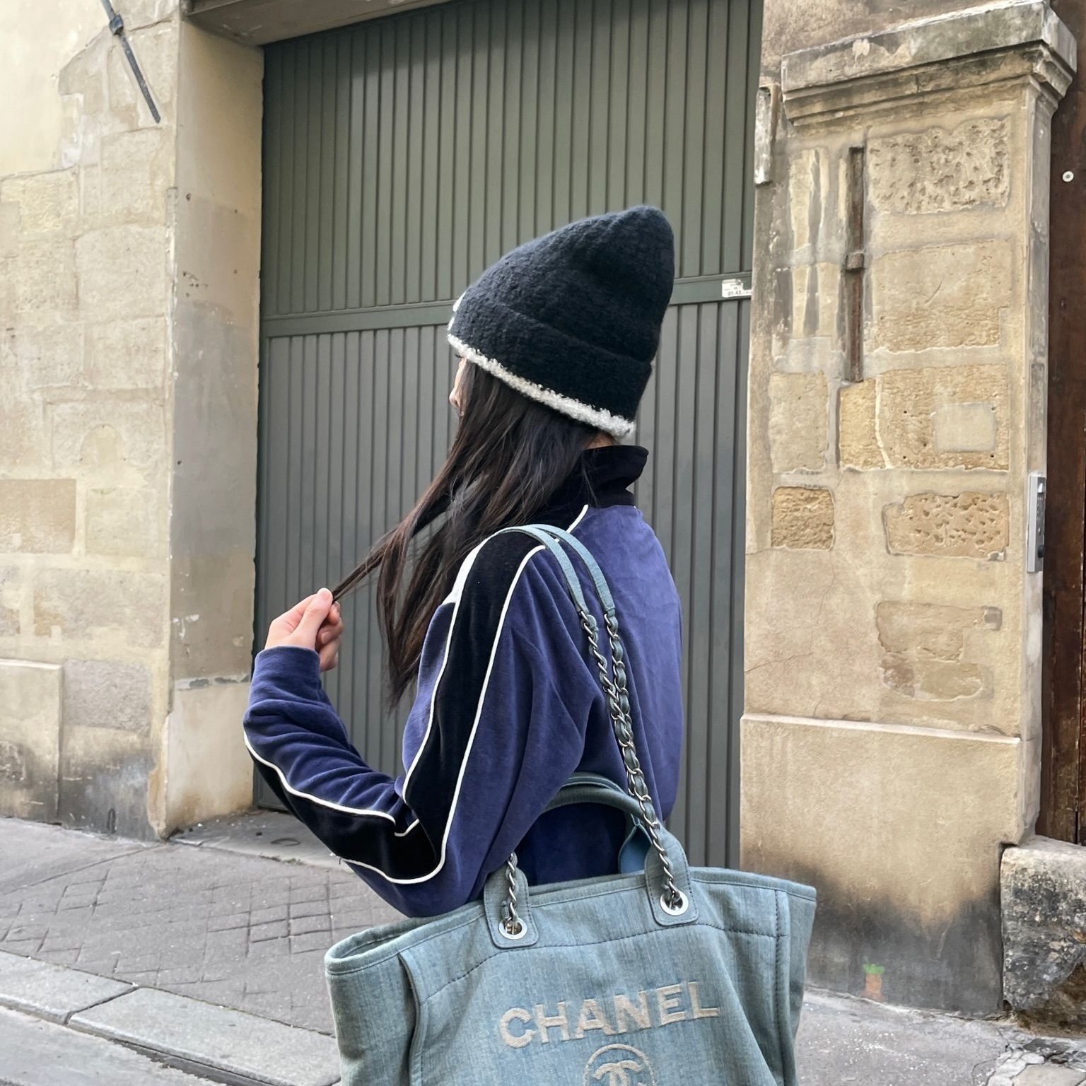 (W) Chanel Beanie Cashmere & Black White, Chanel Small Shopping Bag Washed Denim & Silver Light Blue 착용 스타일 - 4