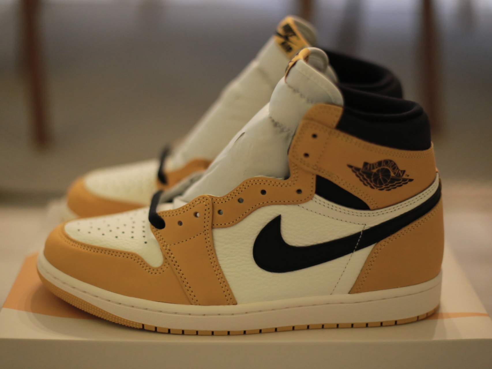 Jordan 1 Retro High OG Yellow Ochre 착용 스타일 - 1