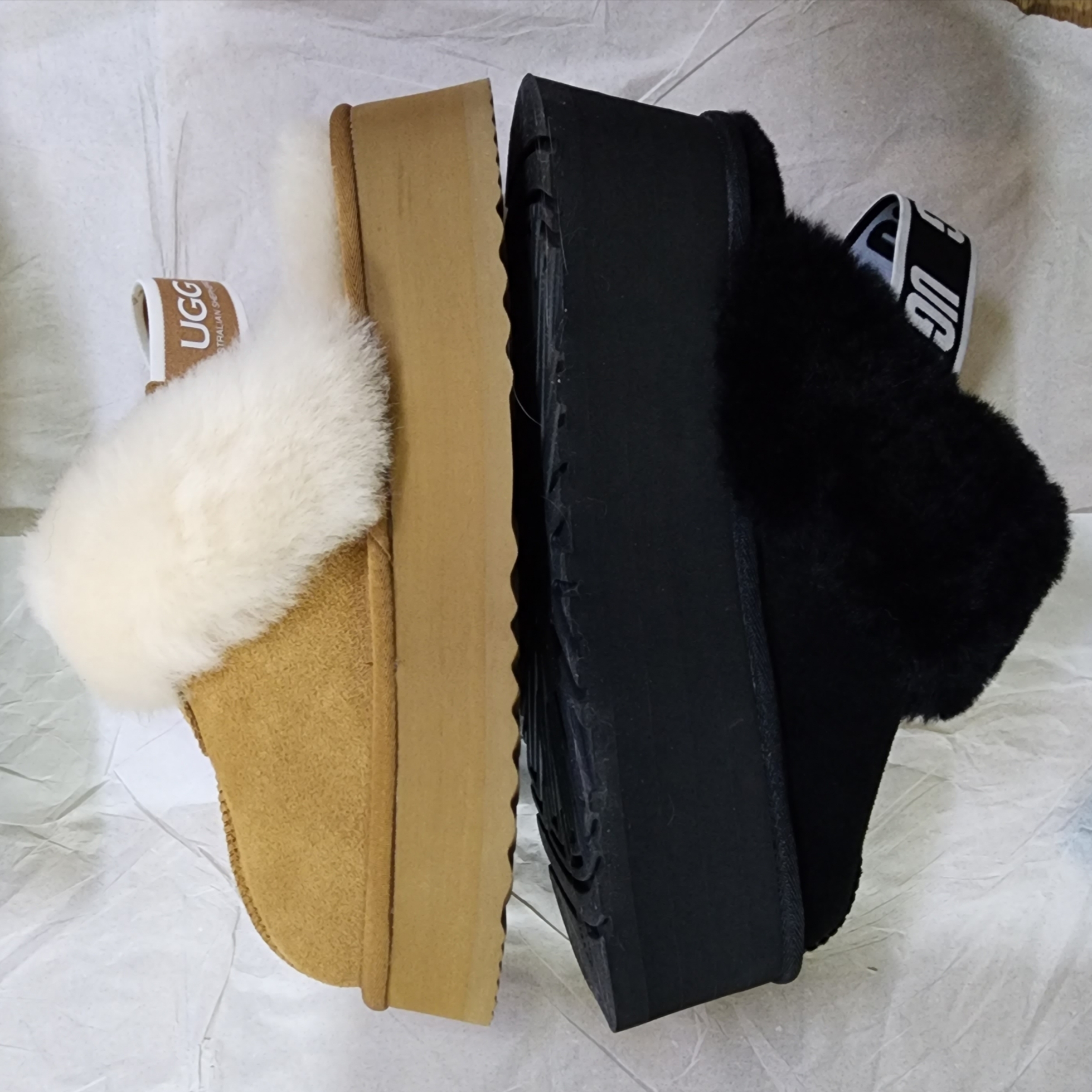 (W) UGG Funkette Slides Black 착용 스타일 - 3