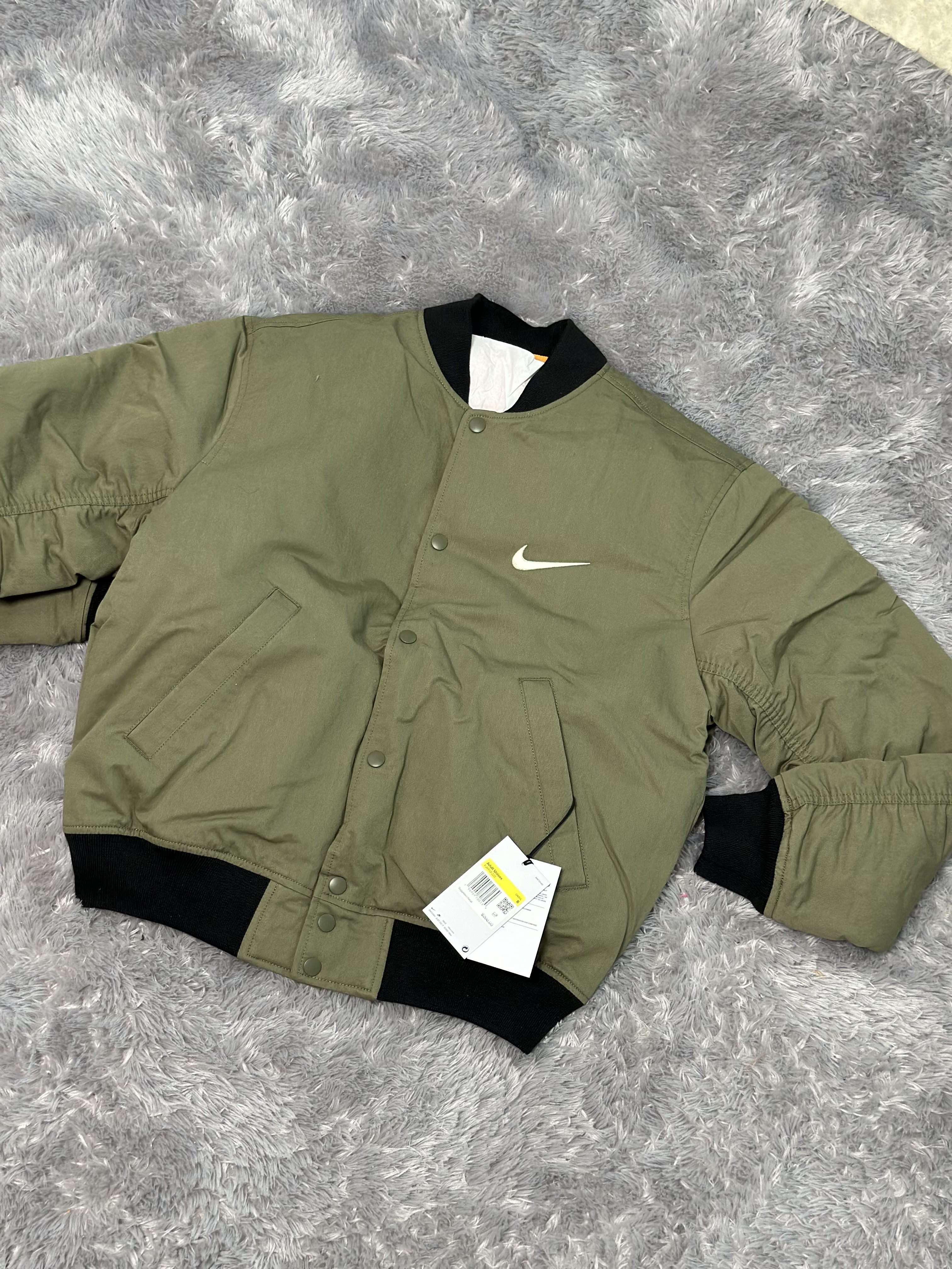 Nike x Stussy Reversible Jacket Medium Olive (FJ9153-222) 착용 스타일 - 3