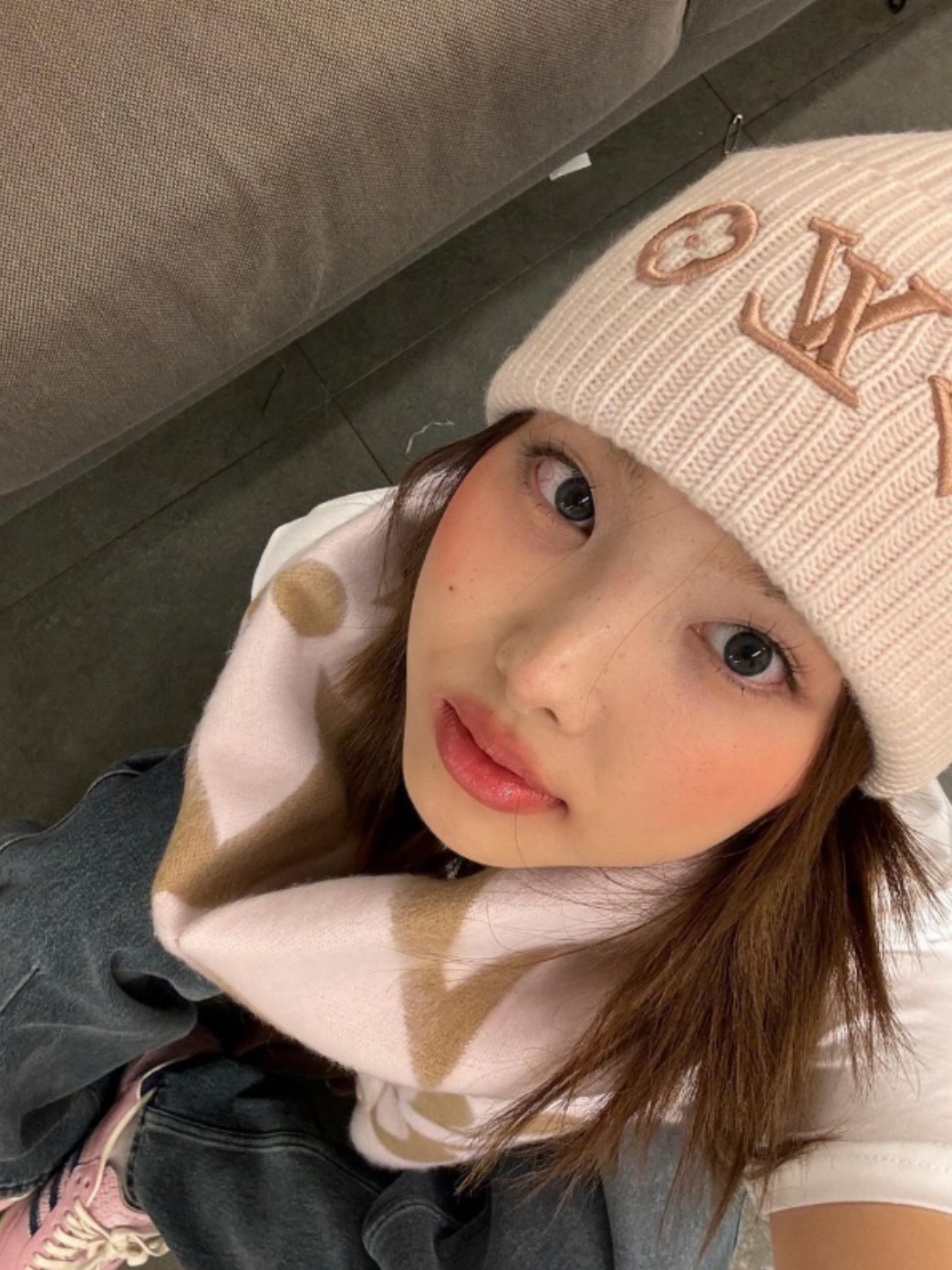 (W) Louis Vuitton LV Medallion Muffler S00 Beige Rose, (W) Louis Vuitton Headline Beanie Beige Rose 착용 스타일 - 3