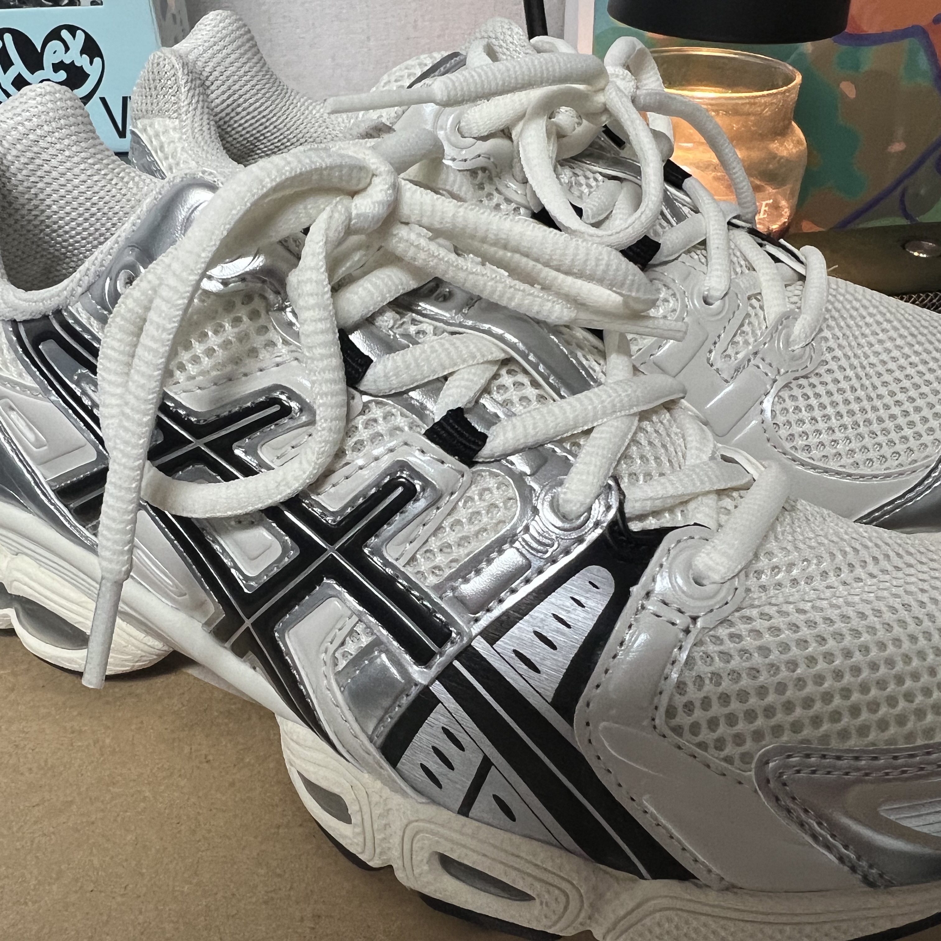 Asics Gel-Nimbus 9 Cream Black 착용 스타일 - 1