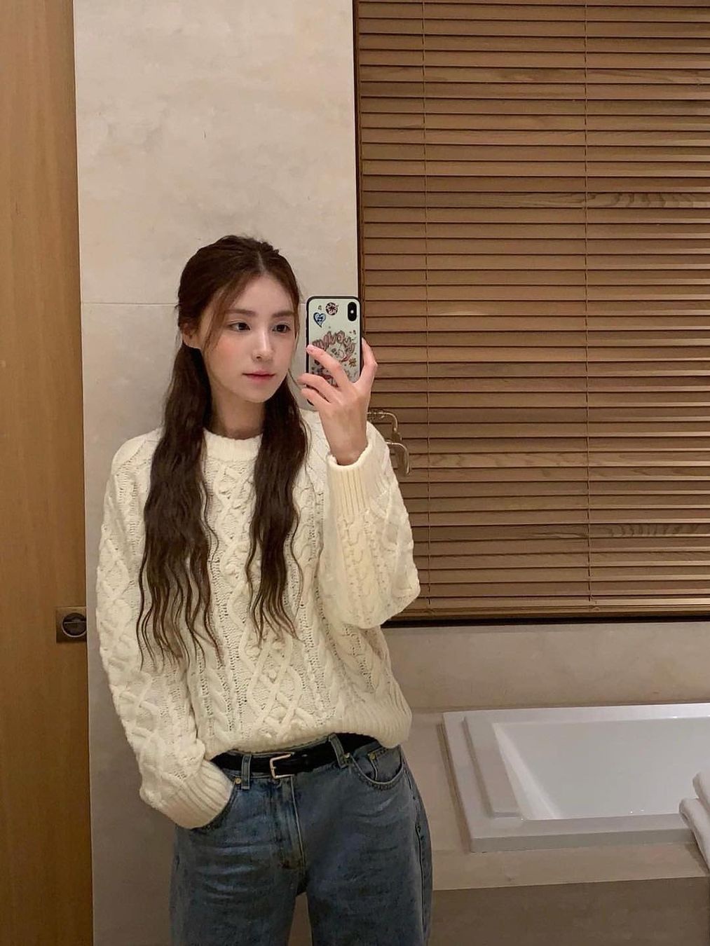 Supreme Applique Cable Knit Sweater Ivory - 23FW, Essentials Cable Knit Turtleneck Wheat - 22SS 착용 스타일 - 2