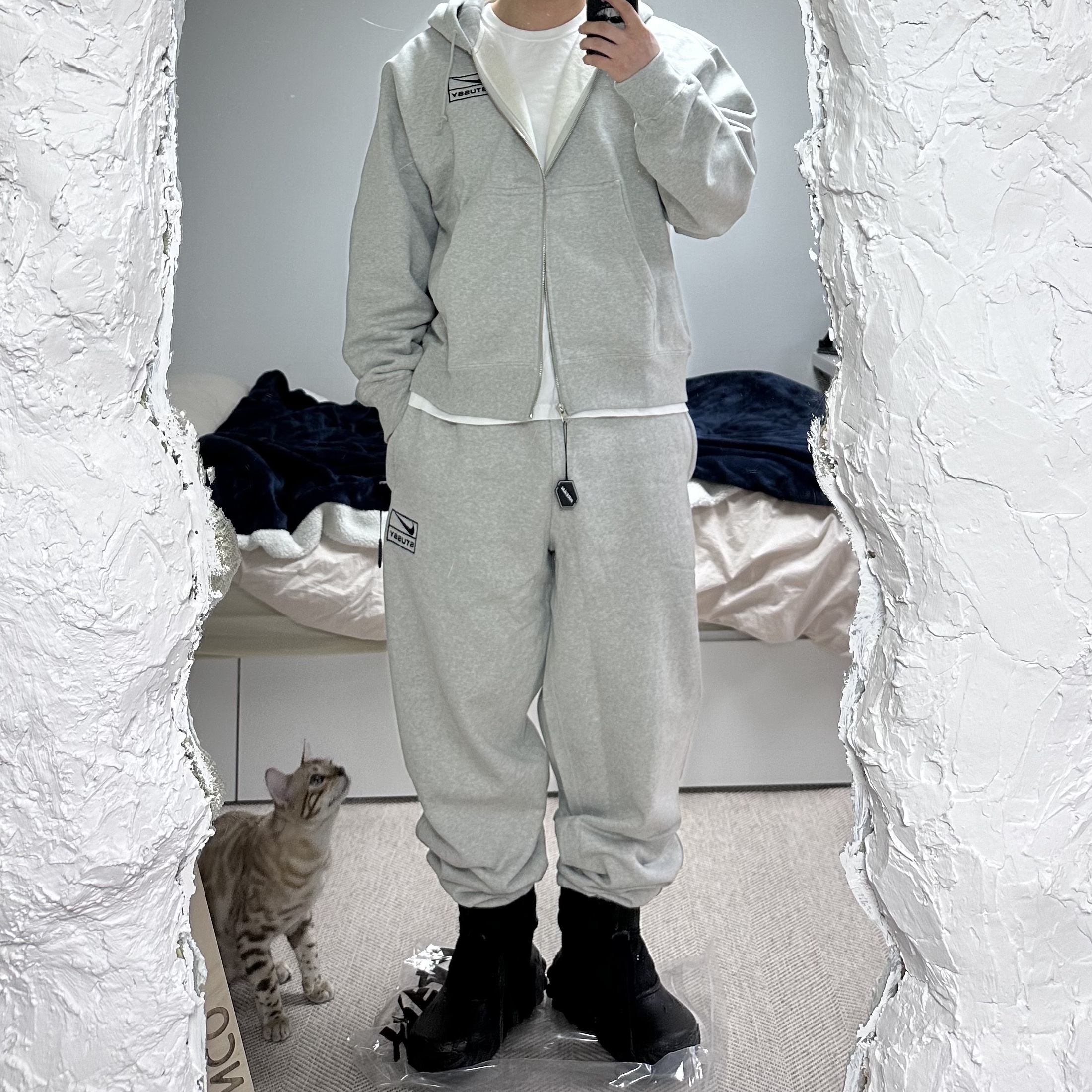 Nike x Stussy Full Zip Fleece Hoodie Grey Heather (FJ9181-050), Nike x Stussy Fleece Pants Grey Heather (FN5231-050) 착용 스타일