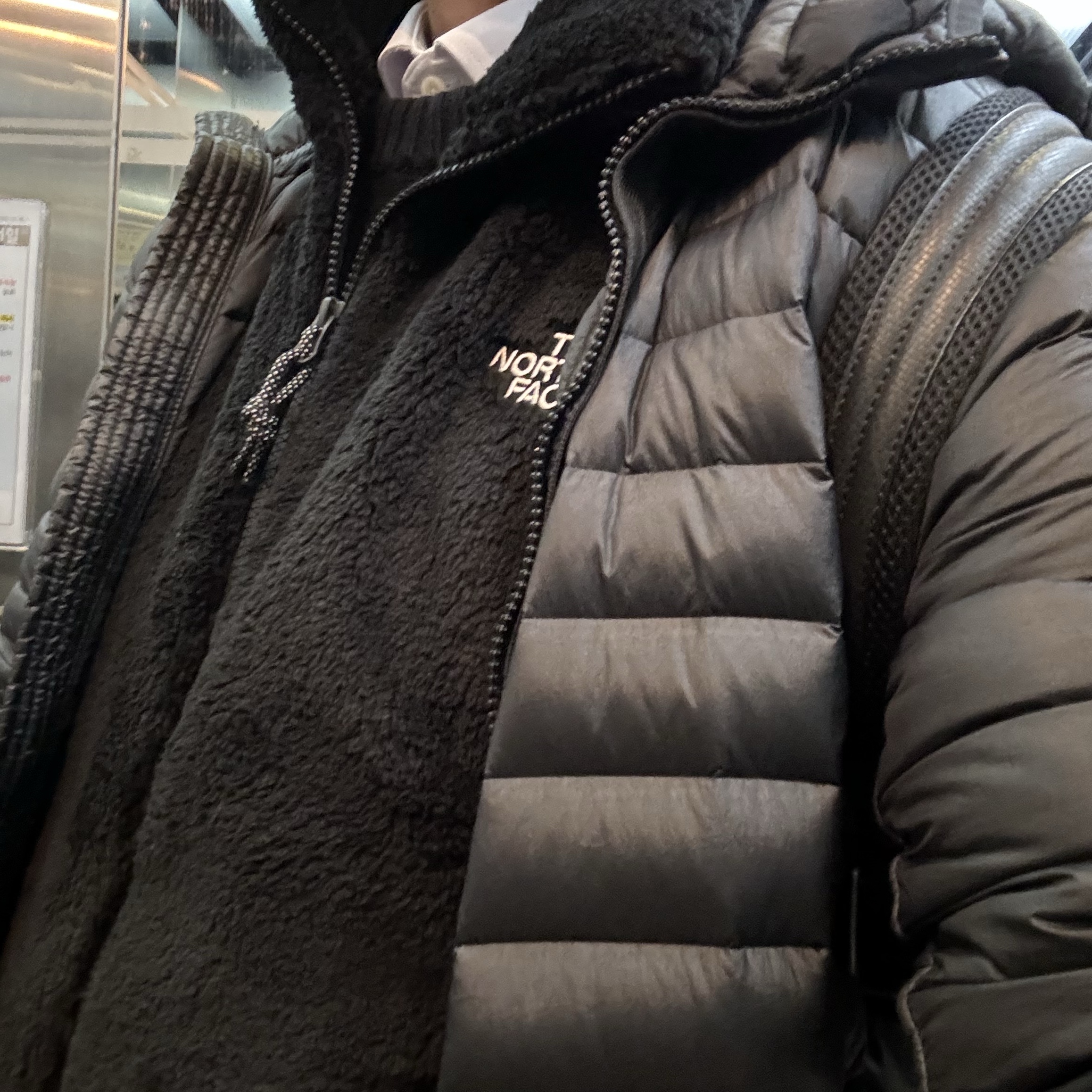 Stone Island 40324 Packable Loom Woven Chambers R-Nylon Down-TC Jacket Black - 23FW 착용 스타일 - 3